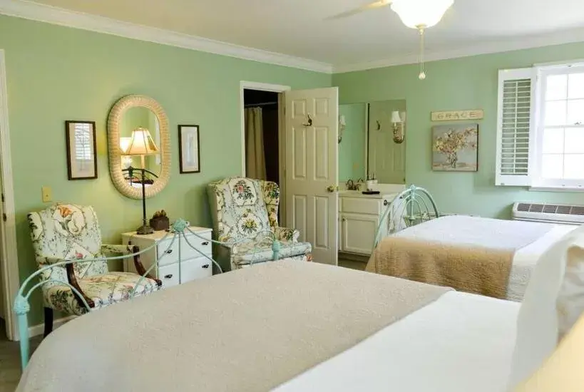 Photo of the whole room, Bed in Green Tree Inn