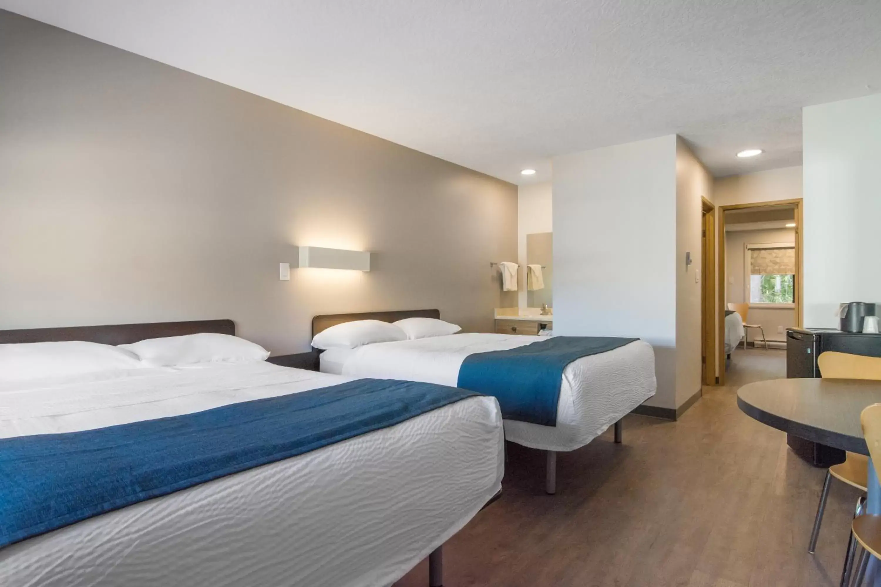 Bed in Motel 6-Saanichton, BC - Victoria Airport