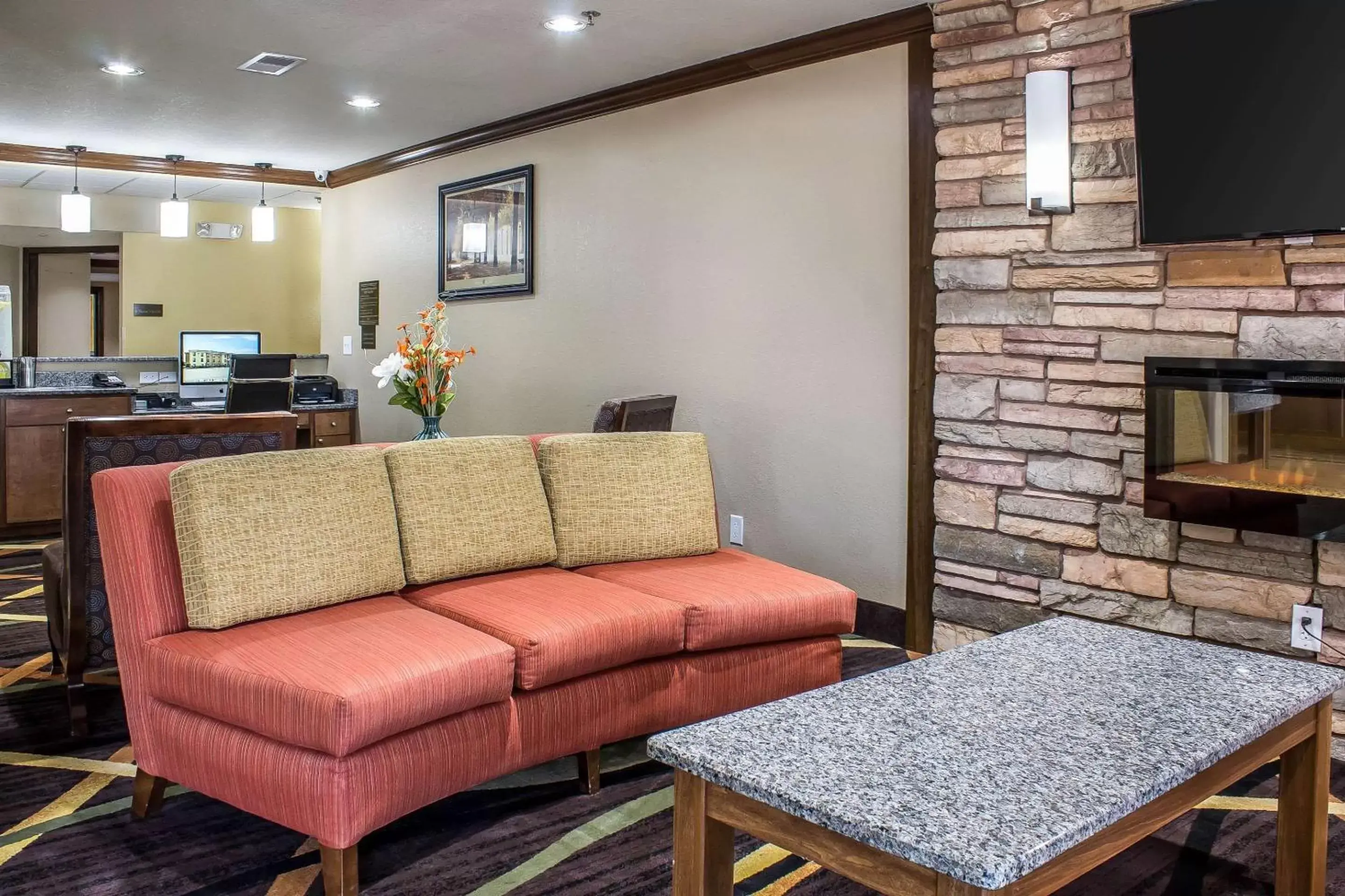 Lobby or reception, Seating Area in Comfort Inn & Suites Cedar Rapids North - Collins Road