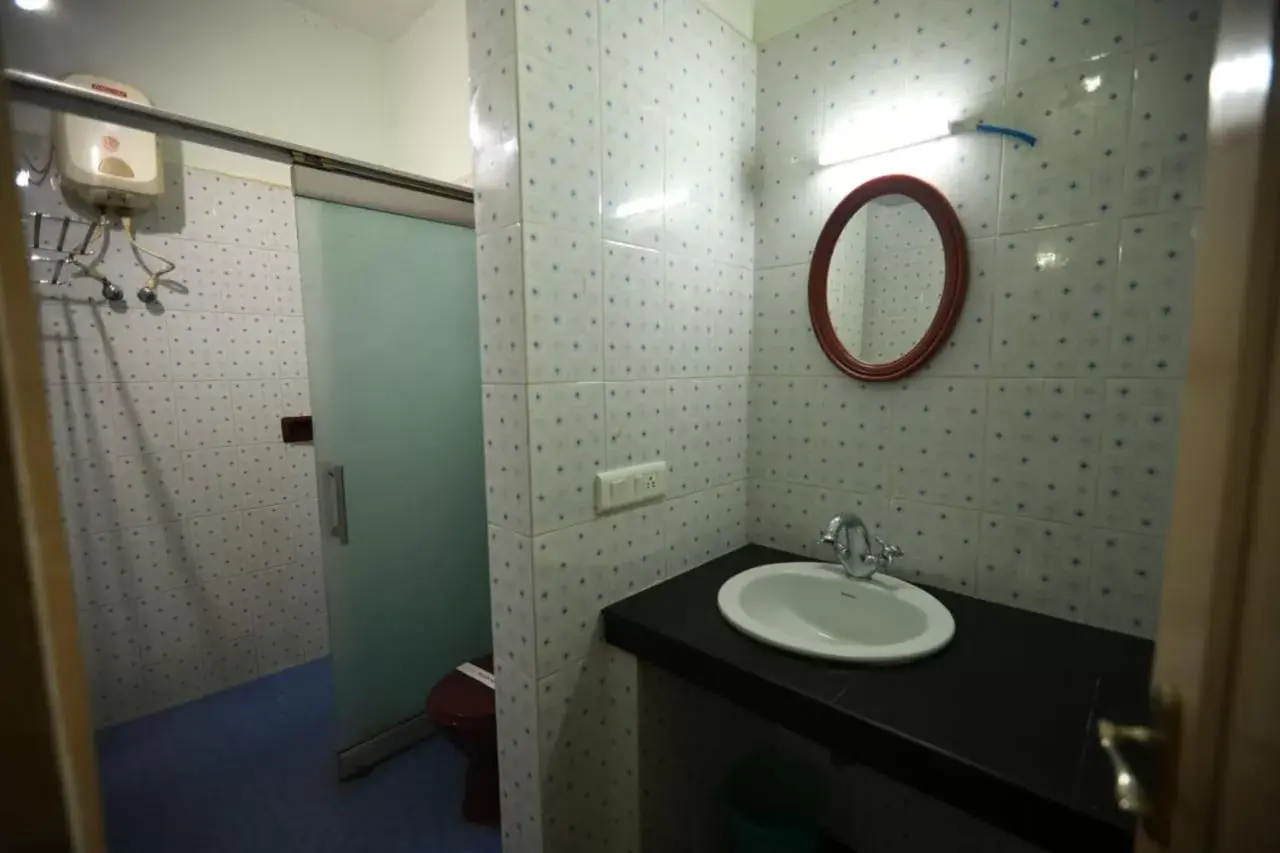 Bathroom in Ideal Ayurvedic Resort Kovalam Bathroom in Ideal Ayurvedic Resort Kovalam