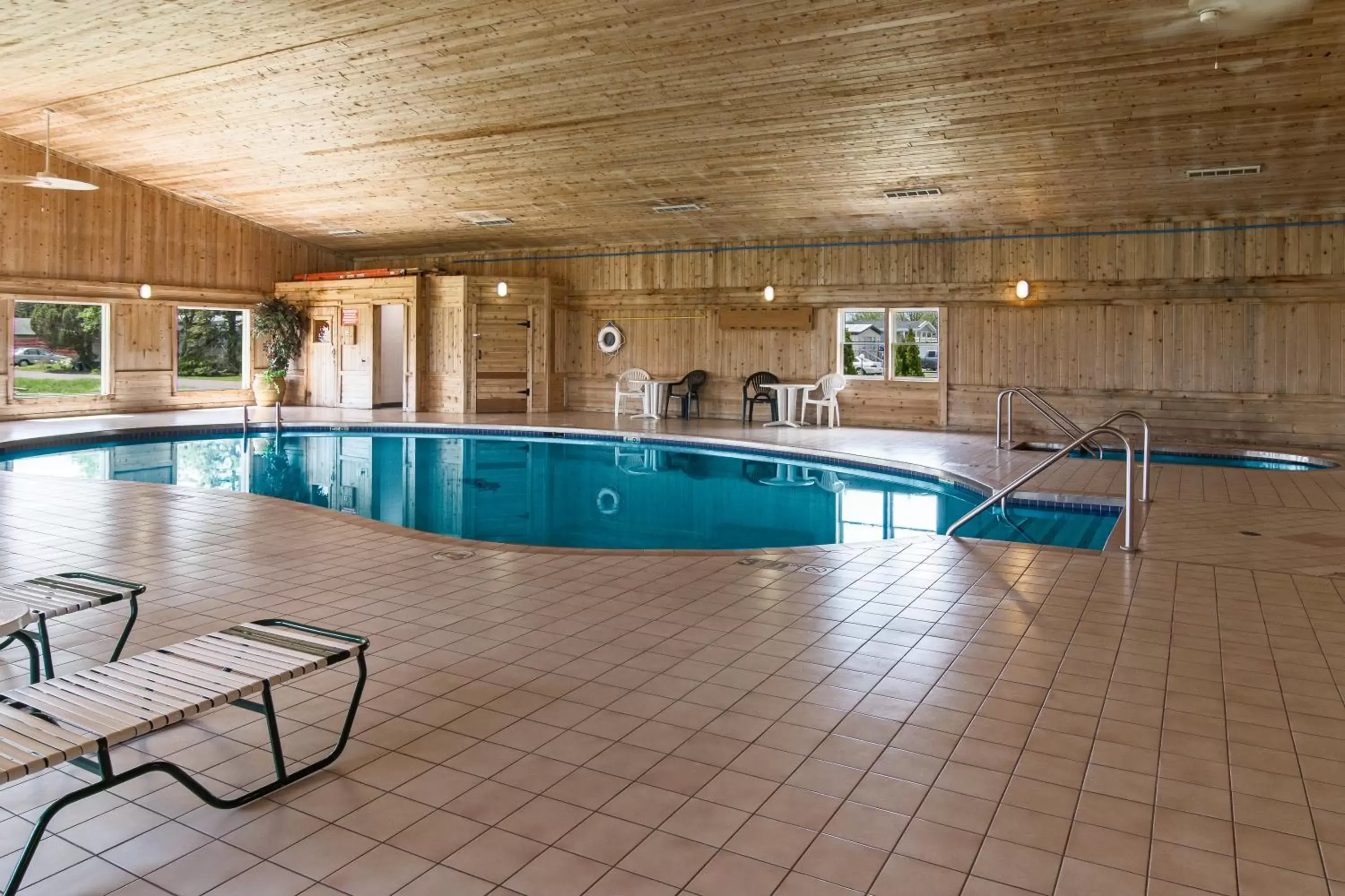 Swimming Pool in Boarders Inn & Suites by Cobblestone Hotels - Superior/Duluth