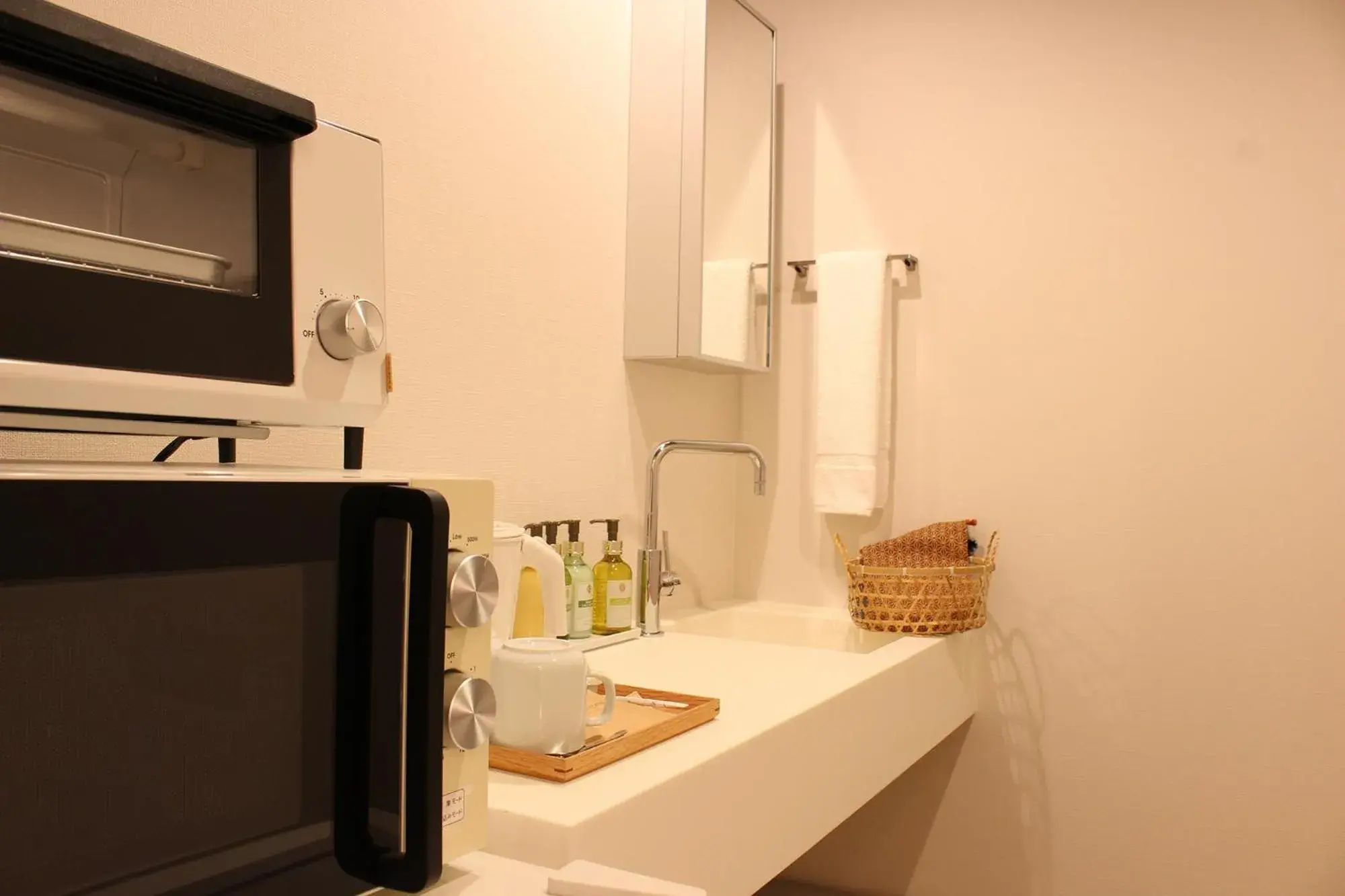 Kitchen or kitchenette, Bathroom in Hachi Inn