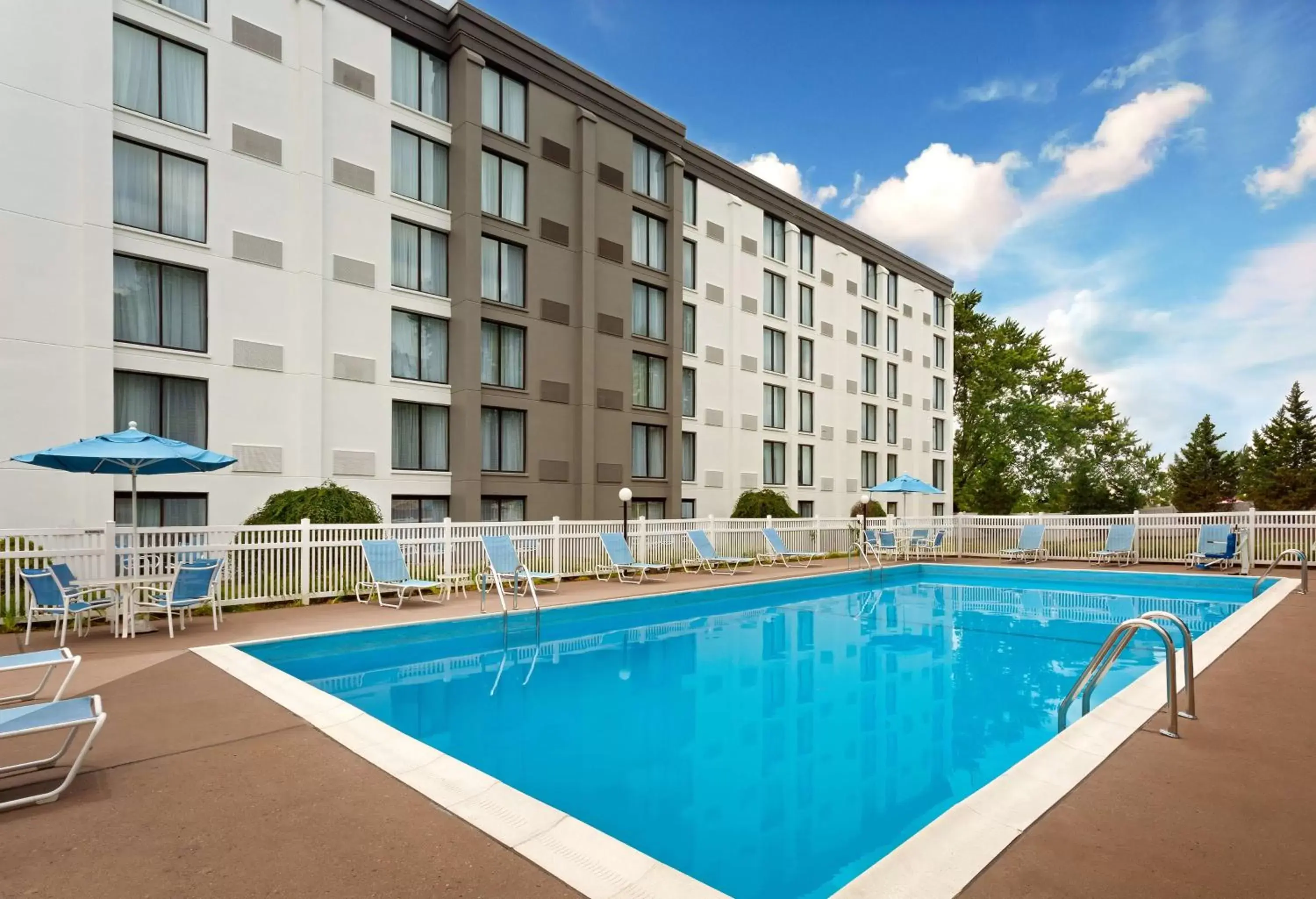 Swimming Pool in DoubleTree by Hilton Pittsburgh - Meadow Lands