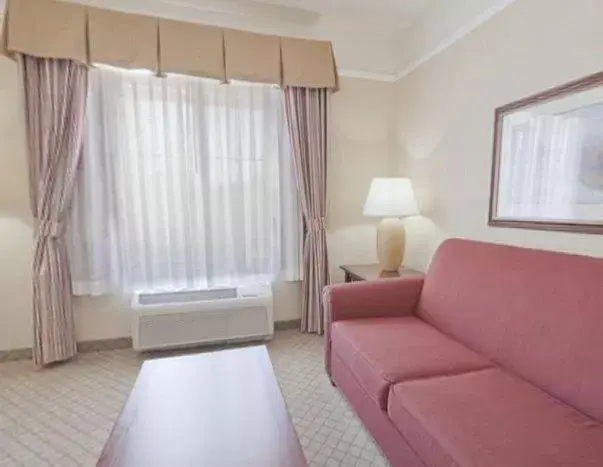 Living room, Seating Area in Holiday Inn Express Hotel & Suites San Dimas, an IHG Hotel