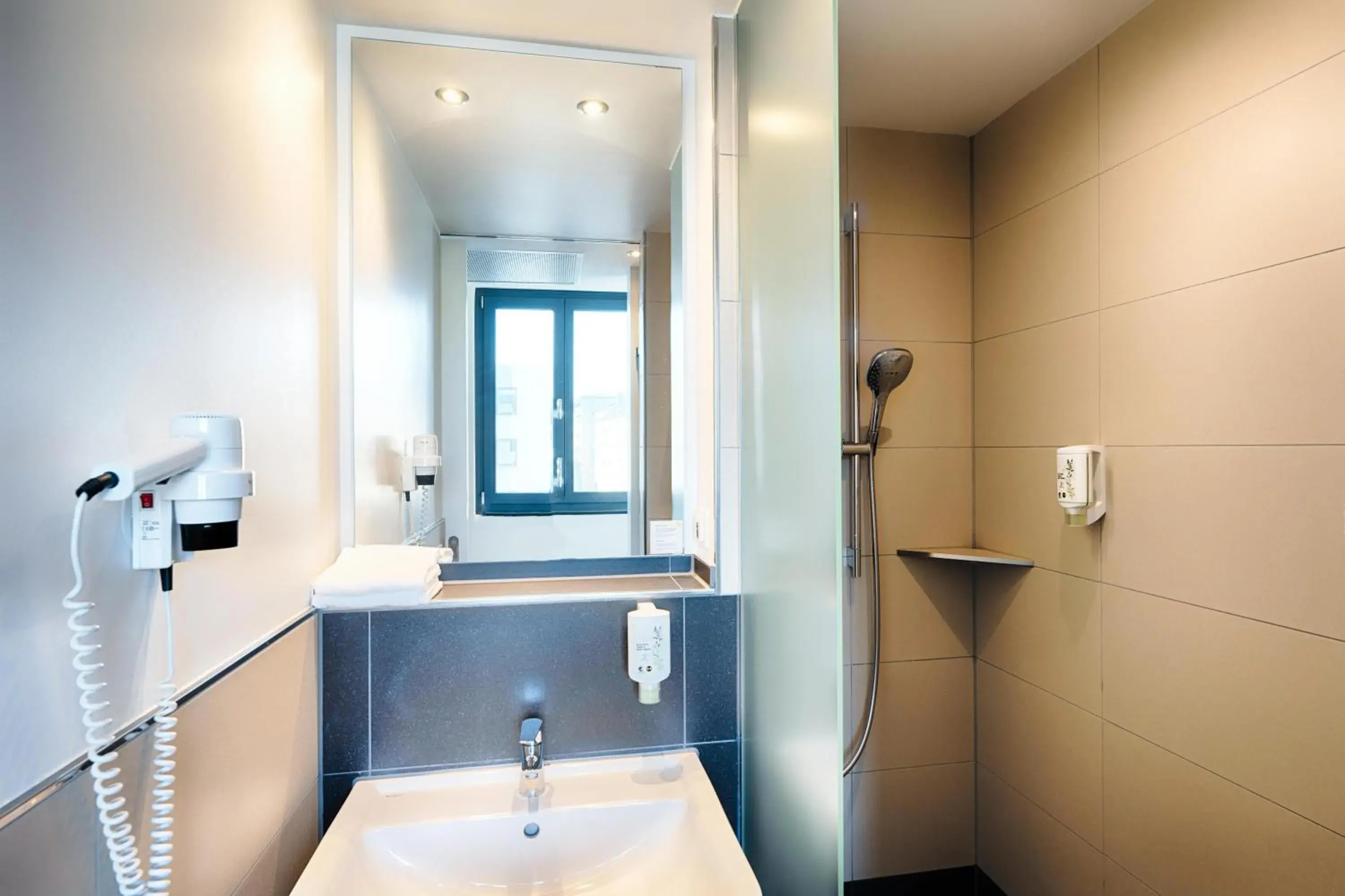 Bathroom in B&B Hotel Nürnberg-Plärrer