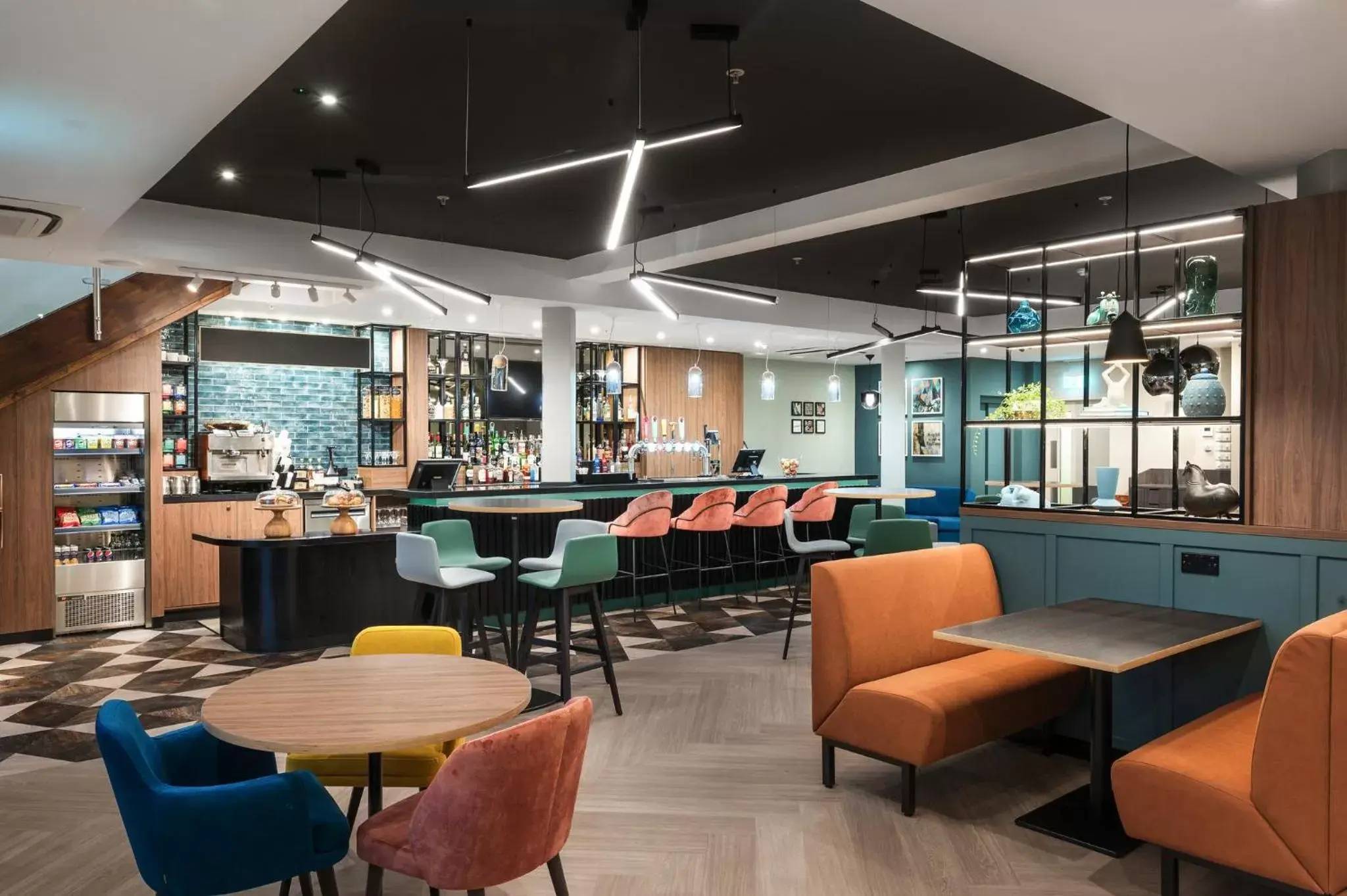 Lounge or bar, Restaurant/Places to Eat in Holiday Inn Lincoln, an IHG Hotel
