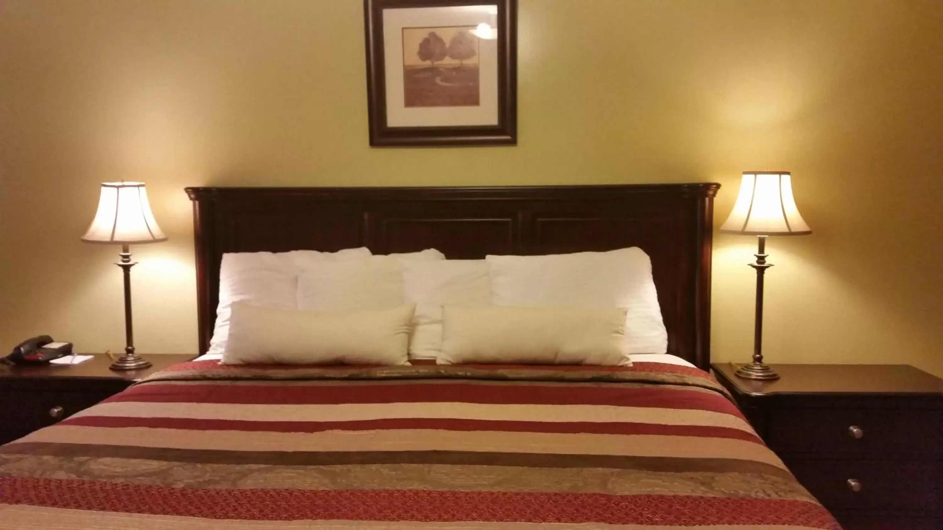 Bed in Parkway Motel & European Lodges