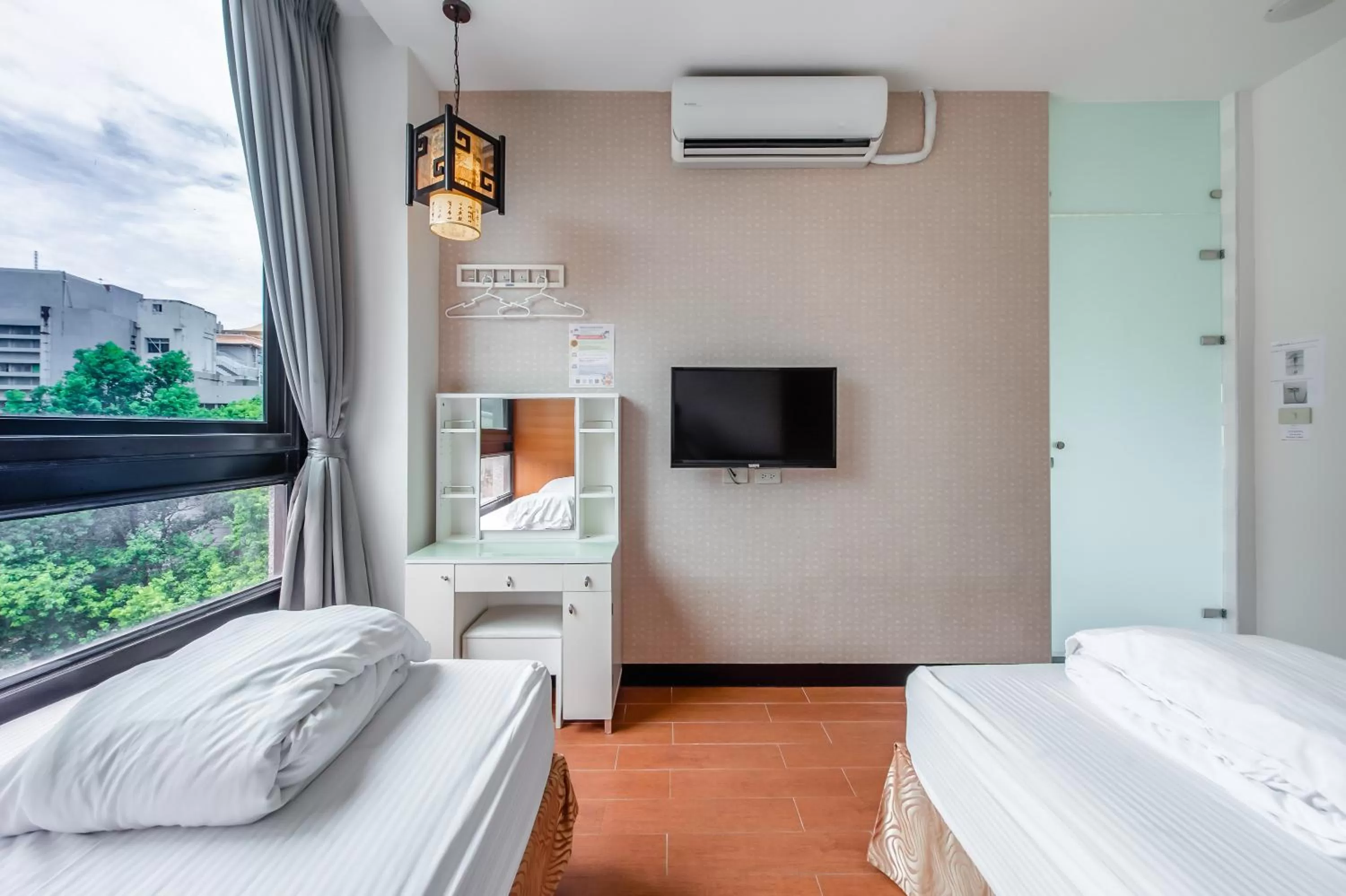 Photo of the whole room, Bed in lightness Station Inn