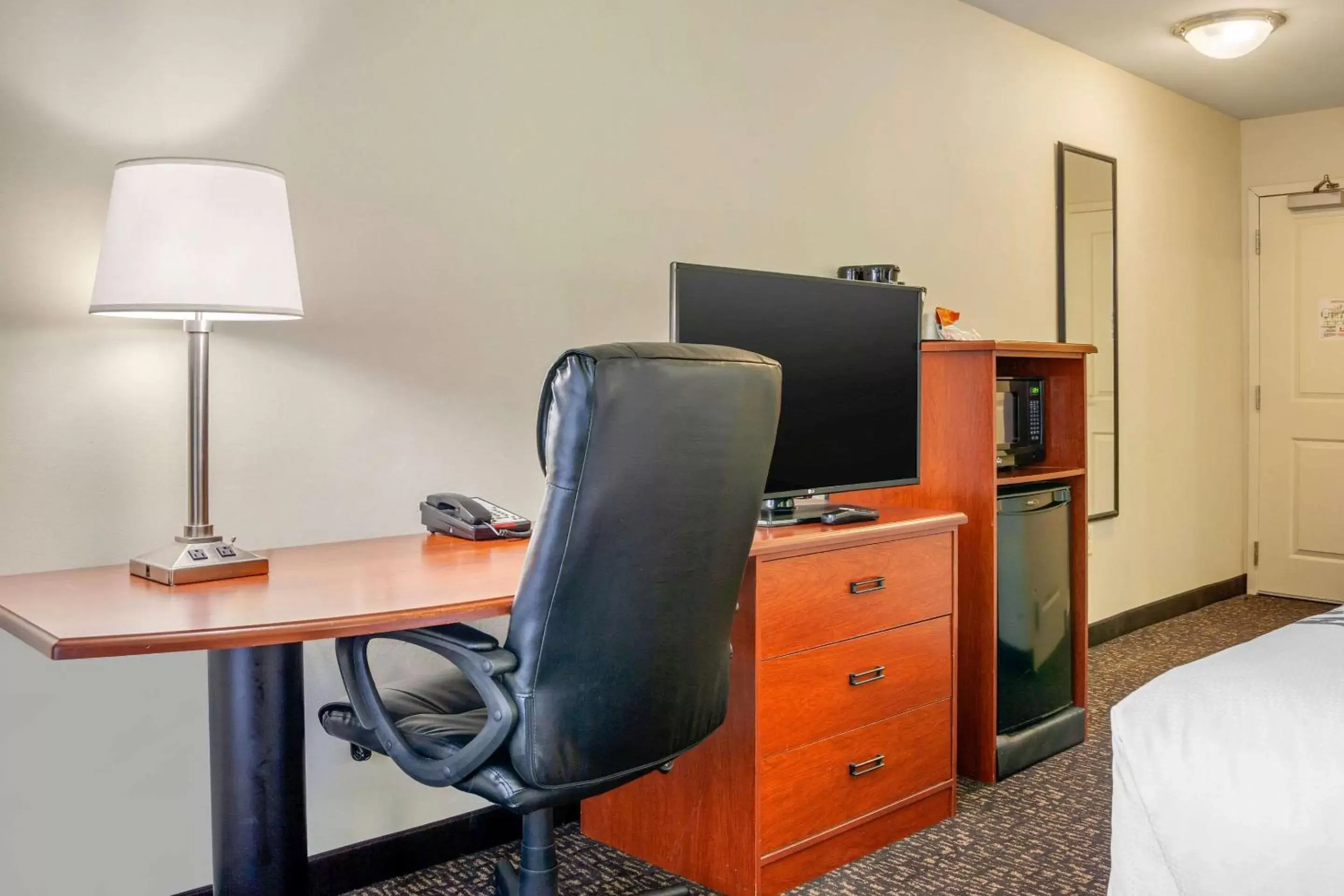 Photo of the whole room, TV/Entertainment Center in Sleep Inn & Suites Airport Milwaukee