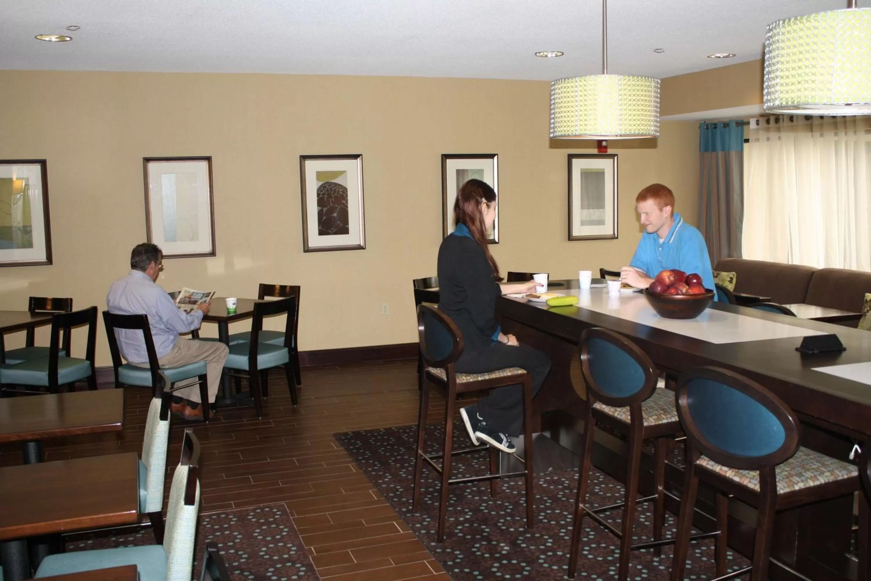 Dining area in Hampton Inn East Lansing