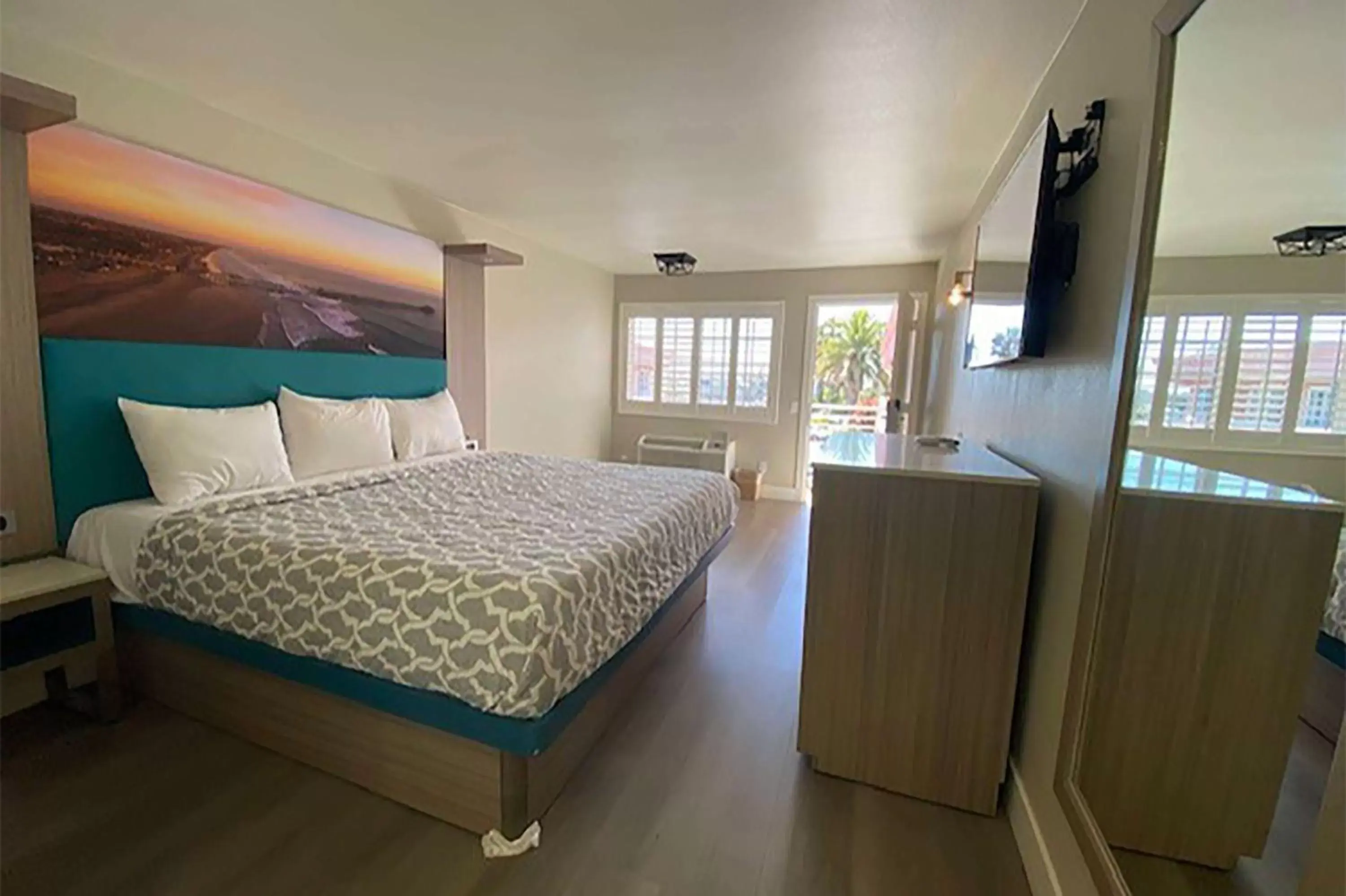 Photo of the whole room, Bed in Super 8 by Wyndham Oceanside Downtown Photo of the whole room, Bed in Super 8 by Wyndham Oceanside Downtown