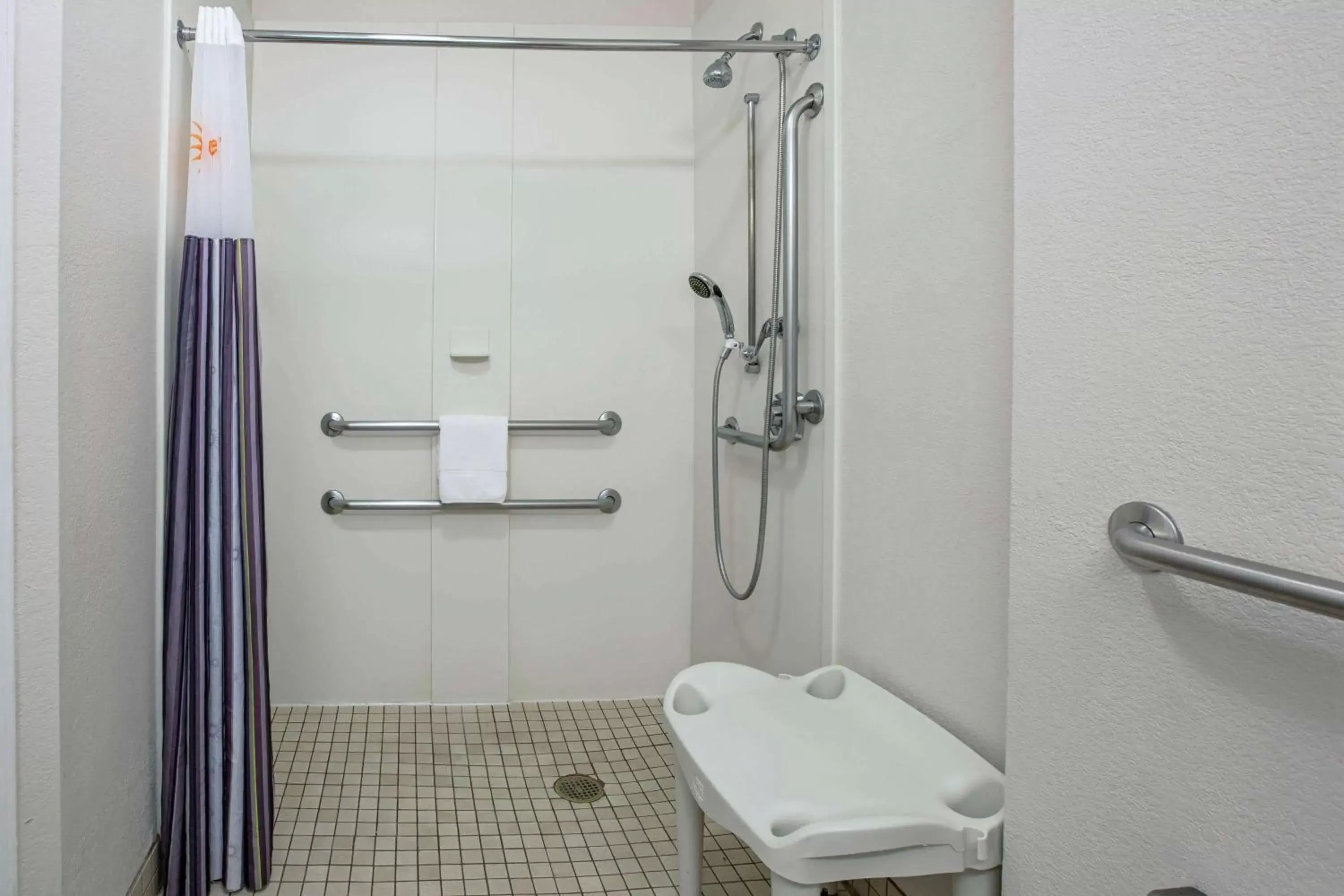 Shower, Bathroom in La Quinta by Wyndham Dallas Arlington South