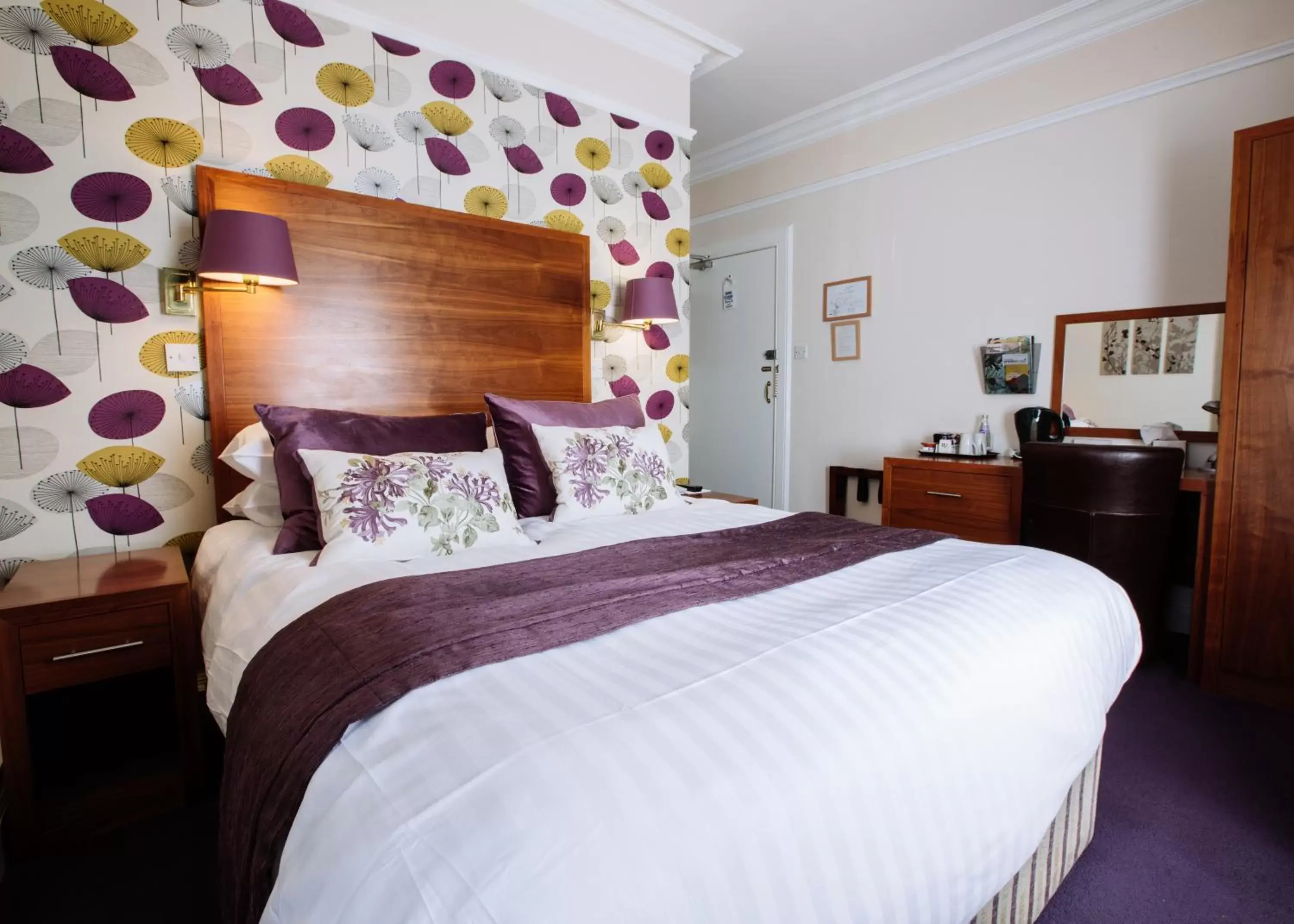 Photo of the whole room, Bed in Selkirk Arms Hotel