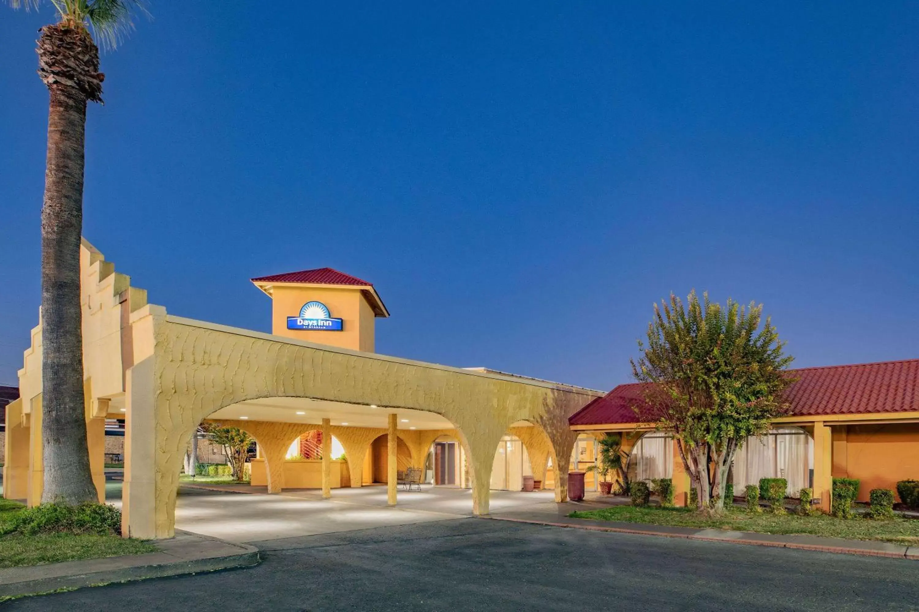 Property building in Days Inn by Wyndham Del Rio Property building in Days Inn by Wyndham Del Rio