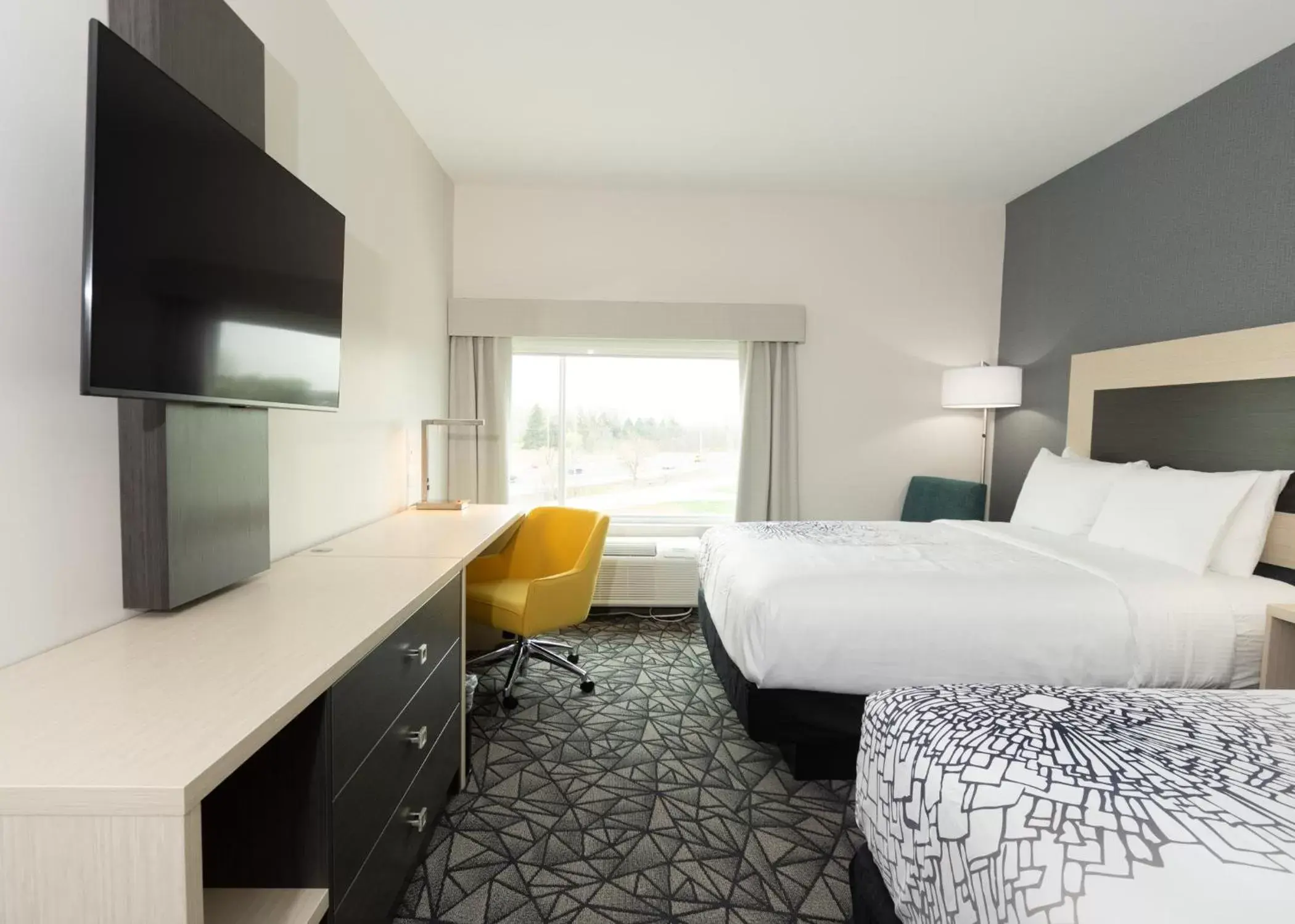 TV and multimedia, TV/Entertainment Center in La Quinta Inn & Suites by Wyndham Shorewood