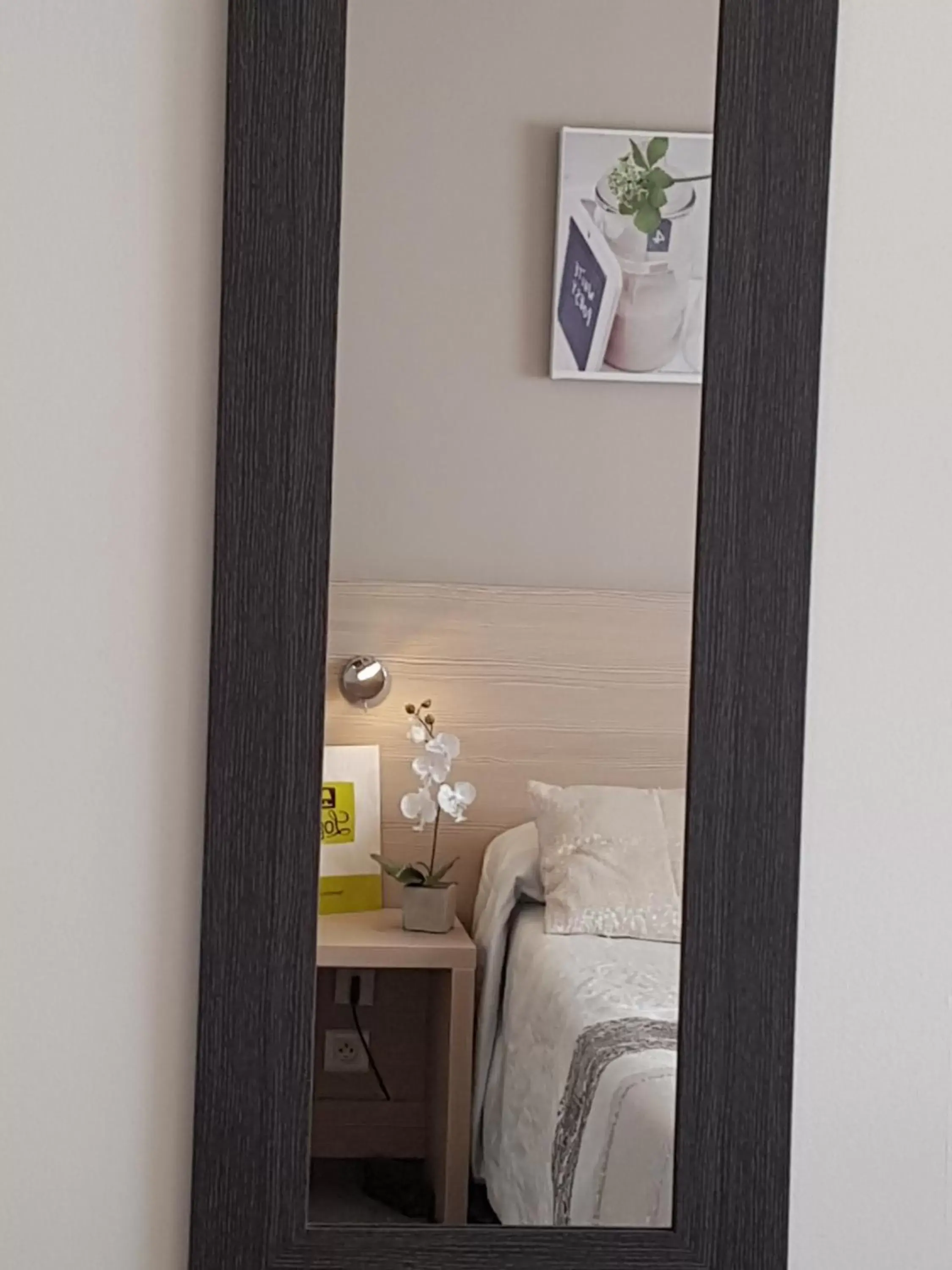 Decorative detail, Bed in Logis Hôtel Restaurant du Midi - Rodez Centre Decorative detail, Bed in Logis Hôtel Restaurant du Midi - Rodez Centre