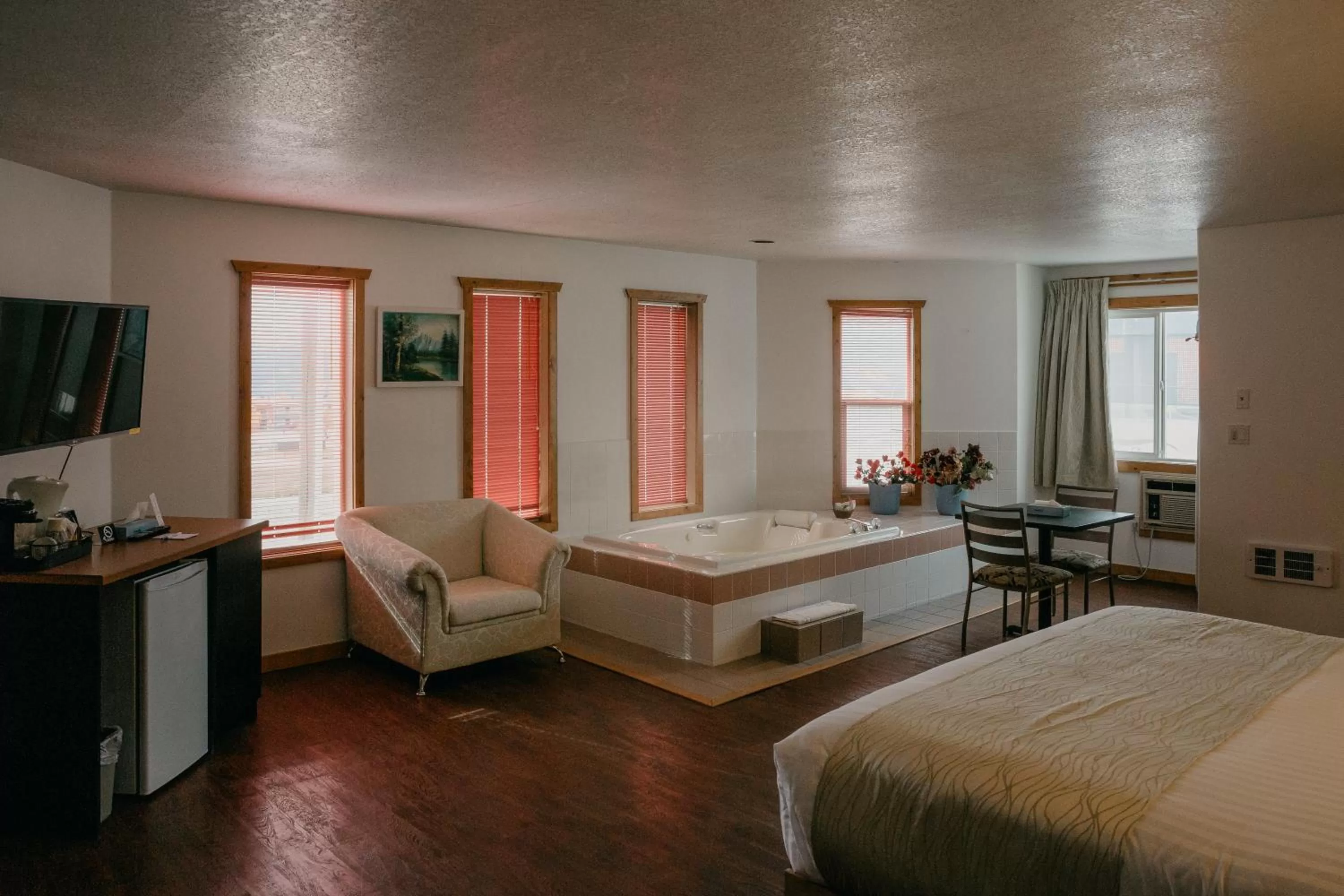 Photo of the whole room in Golden Village Lodge