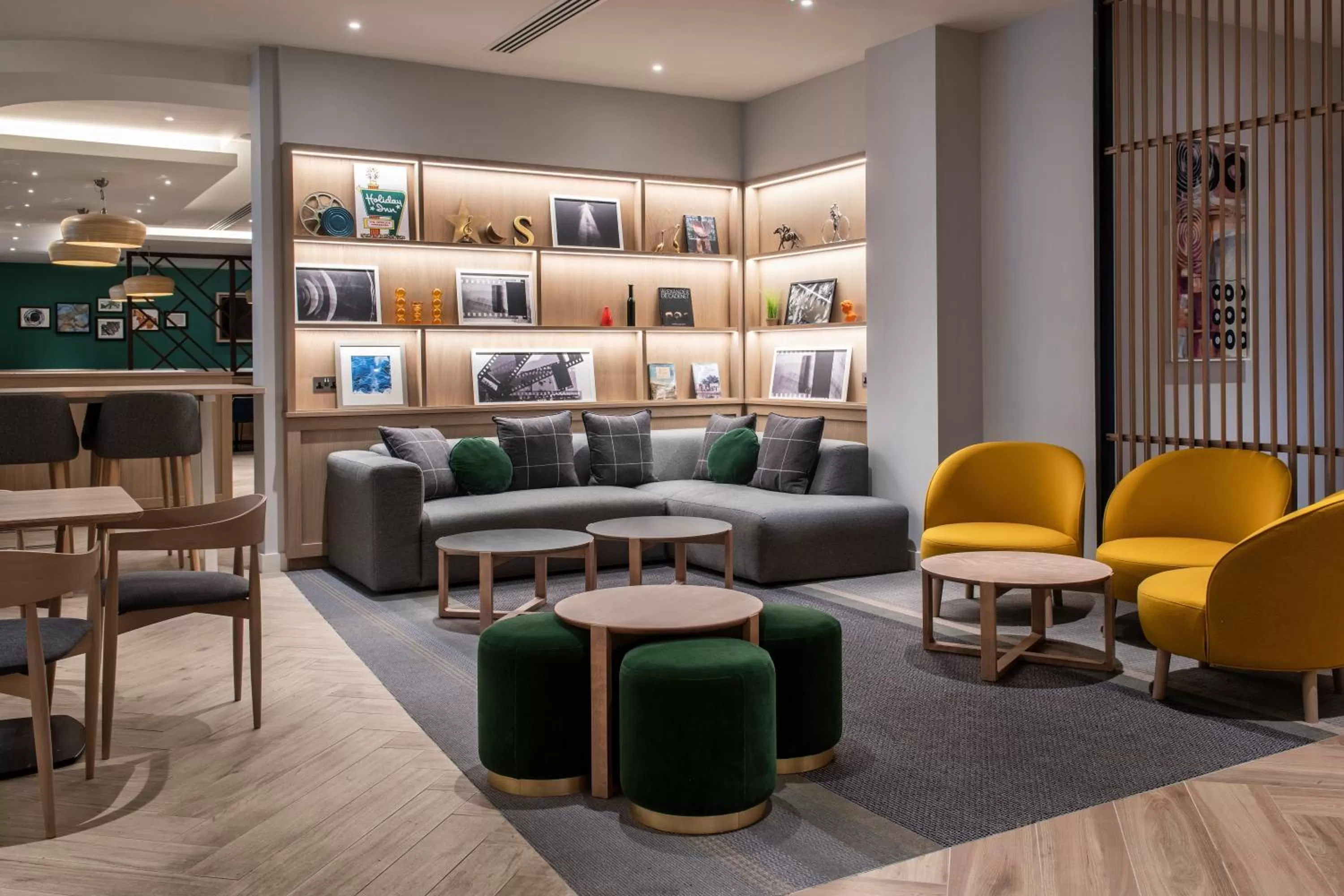 Lounge or bar in Holiday Inn London-Shepperton by IHG