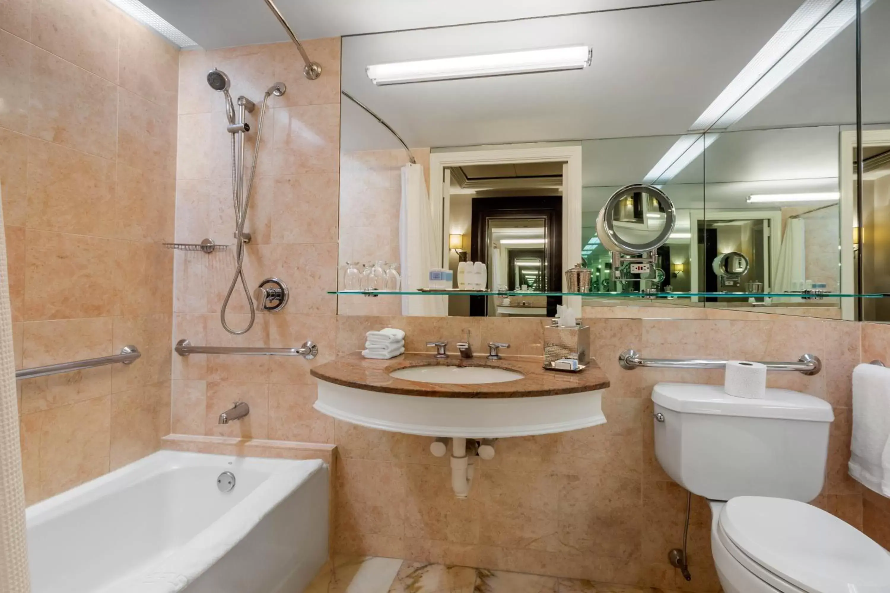 Deluxe King Room ADA in Omni Berkshire Place Deluxe King Room ADA in Omni Berkshire Place