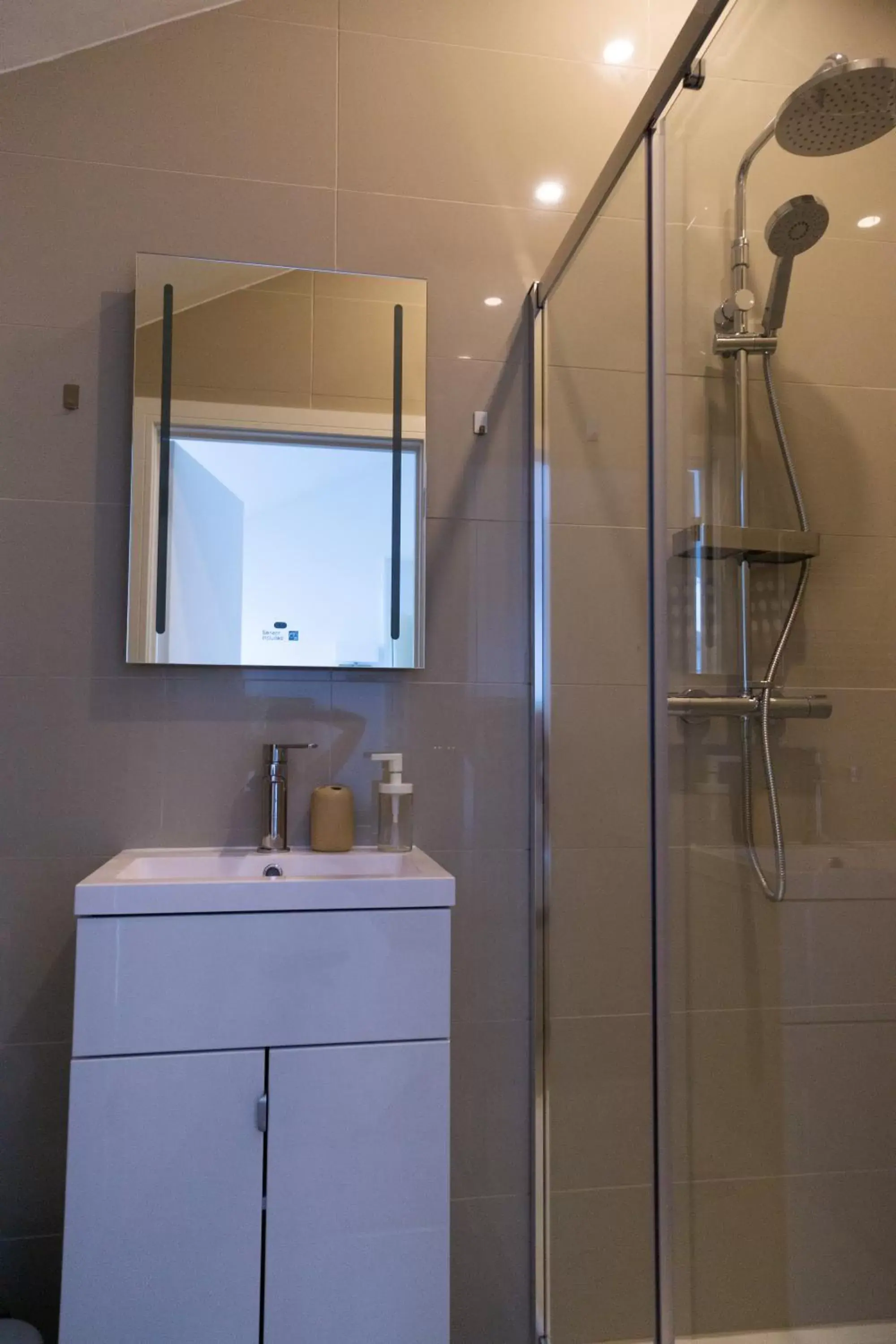 Bathroom in Largigi, Free Parking, Close to the Beach and Town Centre Rooms