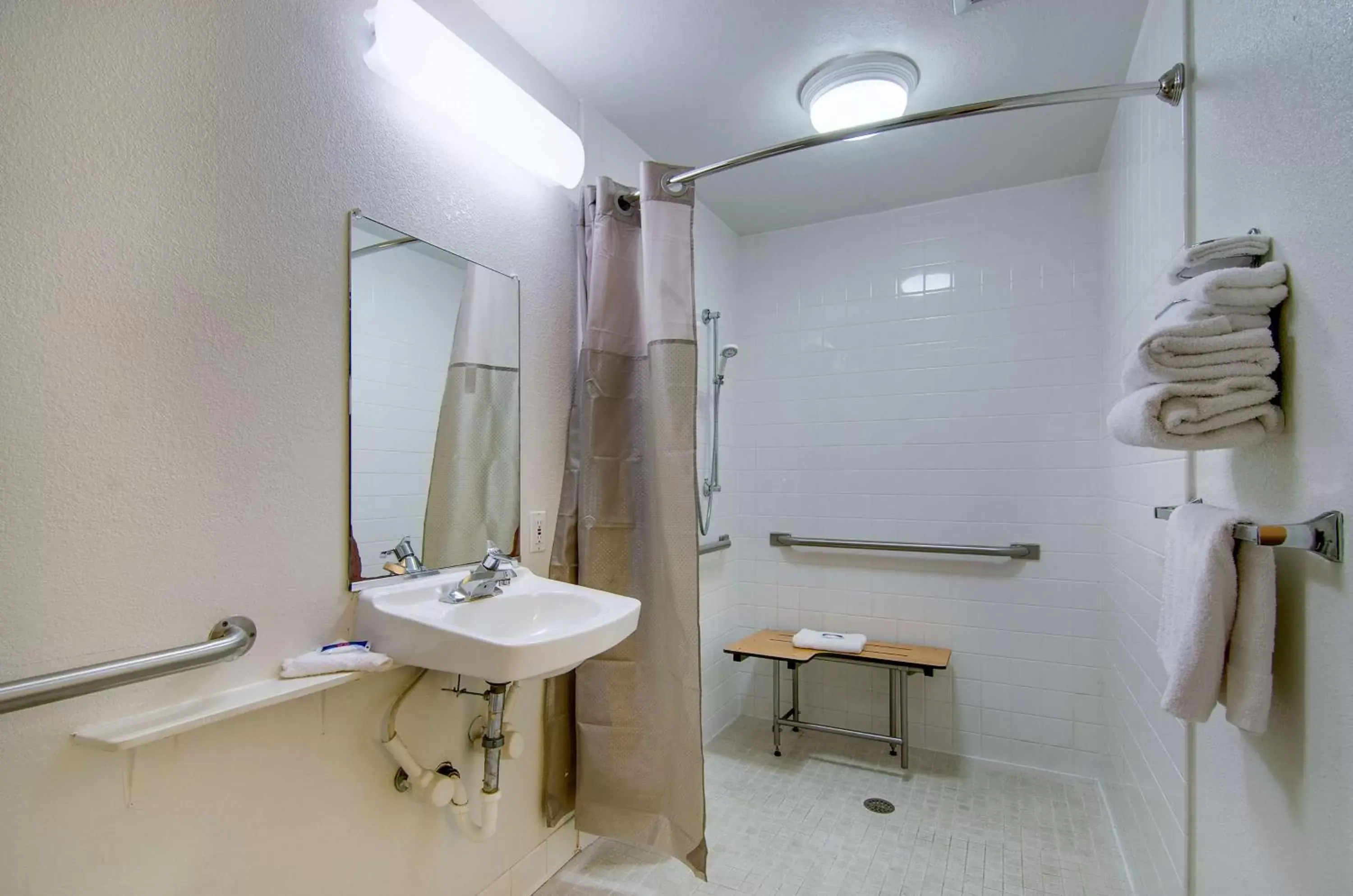 Shower, Bathroom in Motel 6-Salina, KS