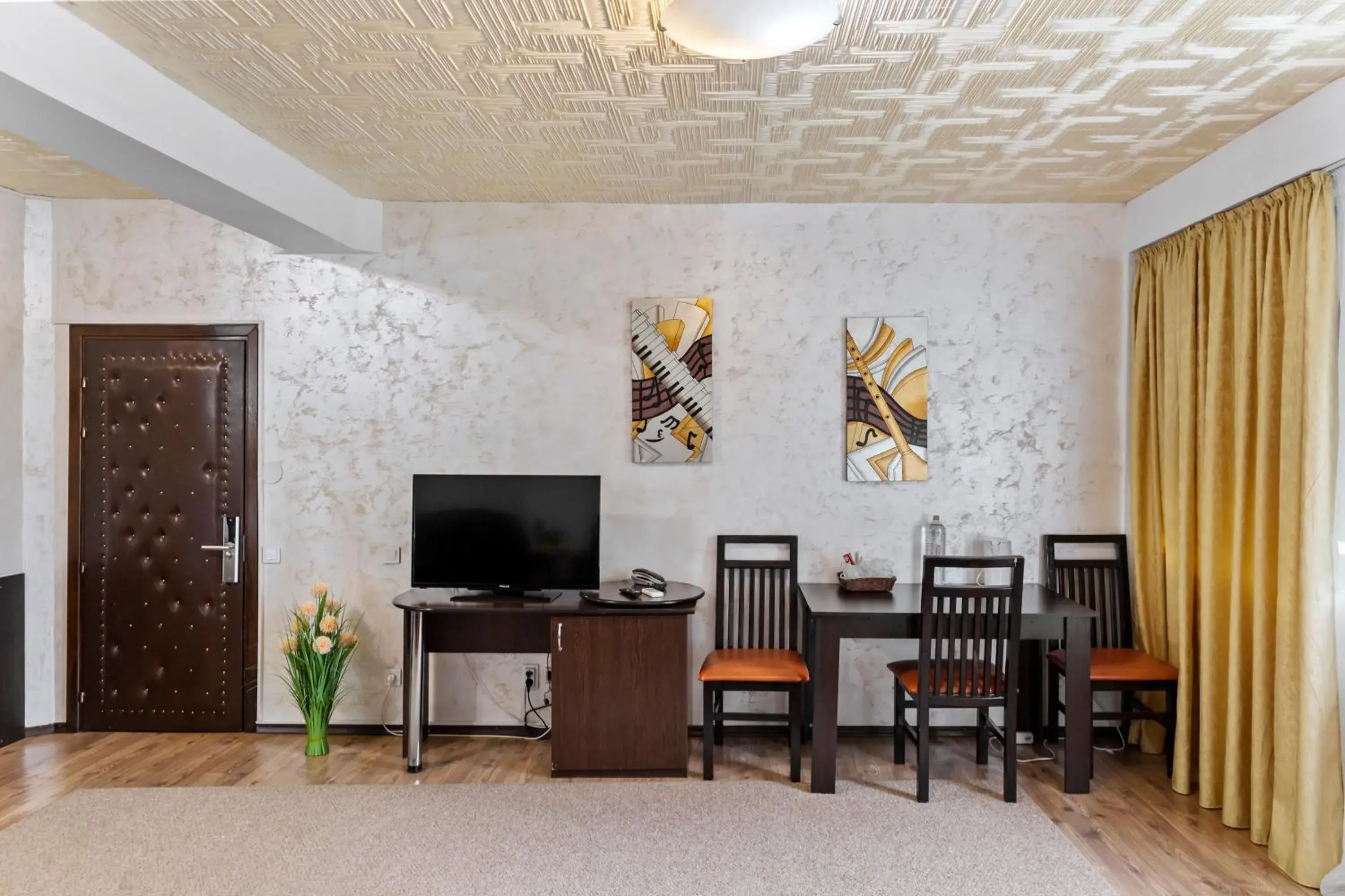 Seating area, TV/Entertainment Center in Hotel Charter Otopeni