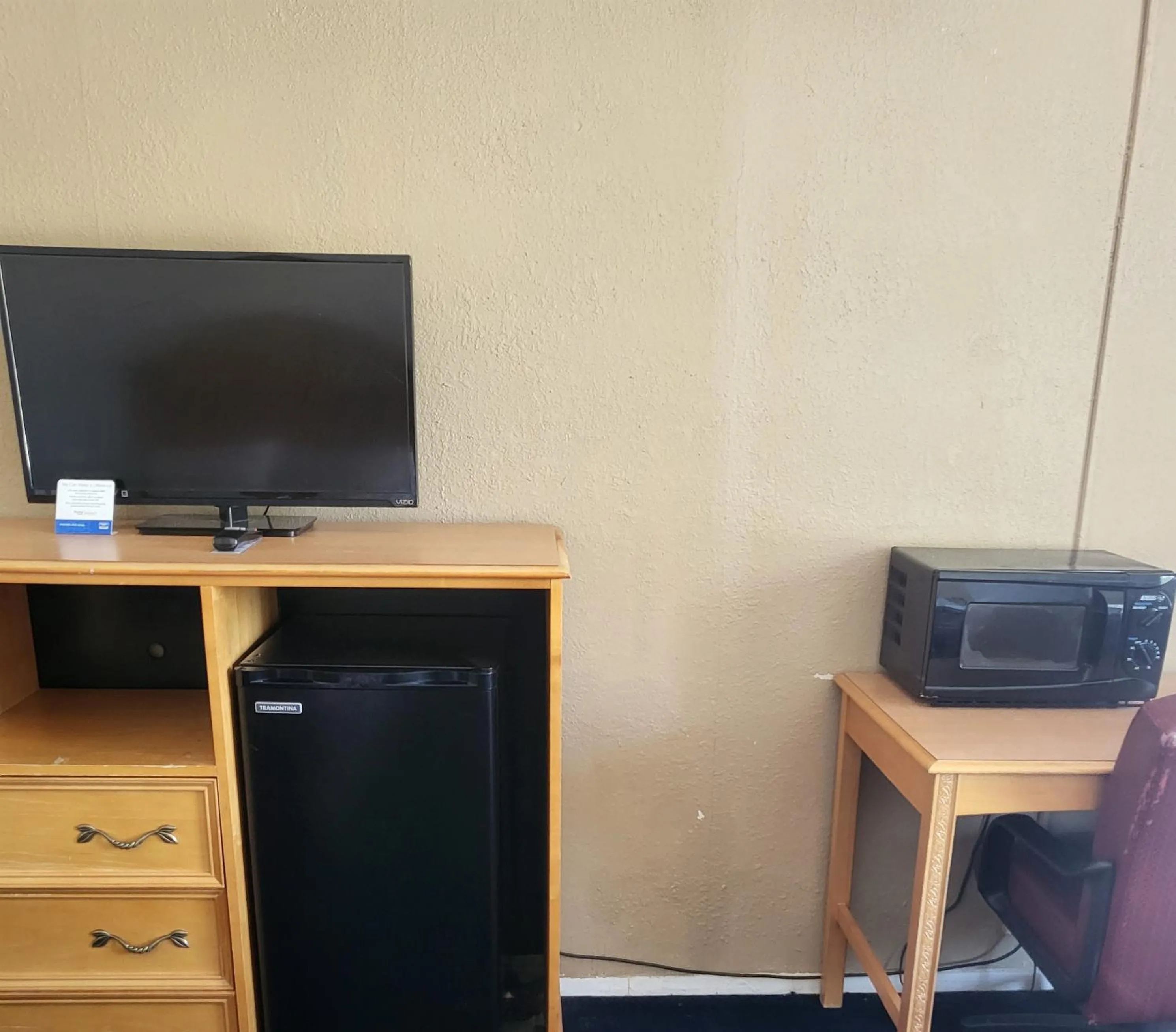 TV and multimedia, TV/Entertainment Center in Rodeway Inn