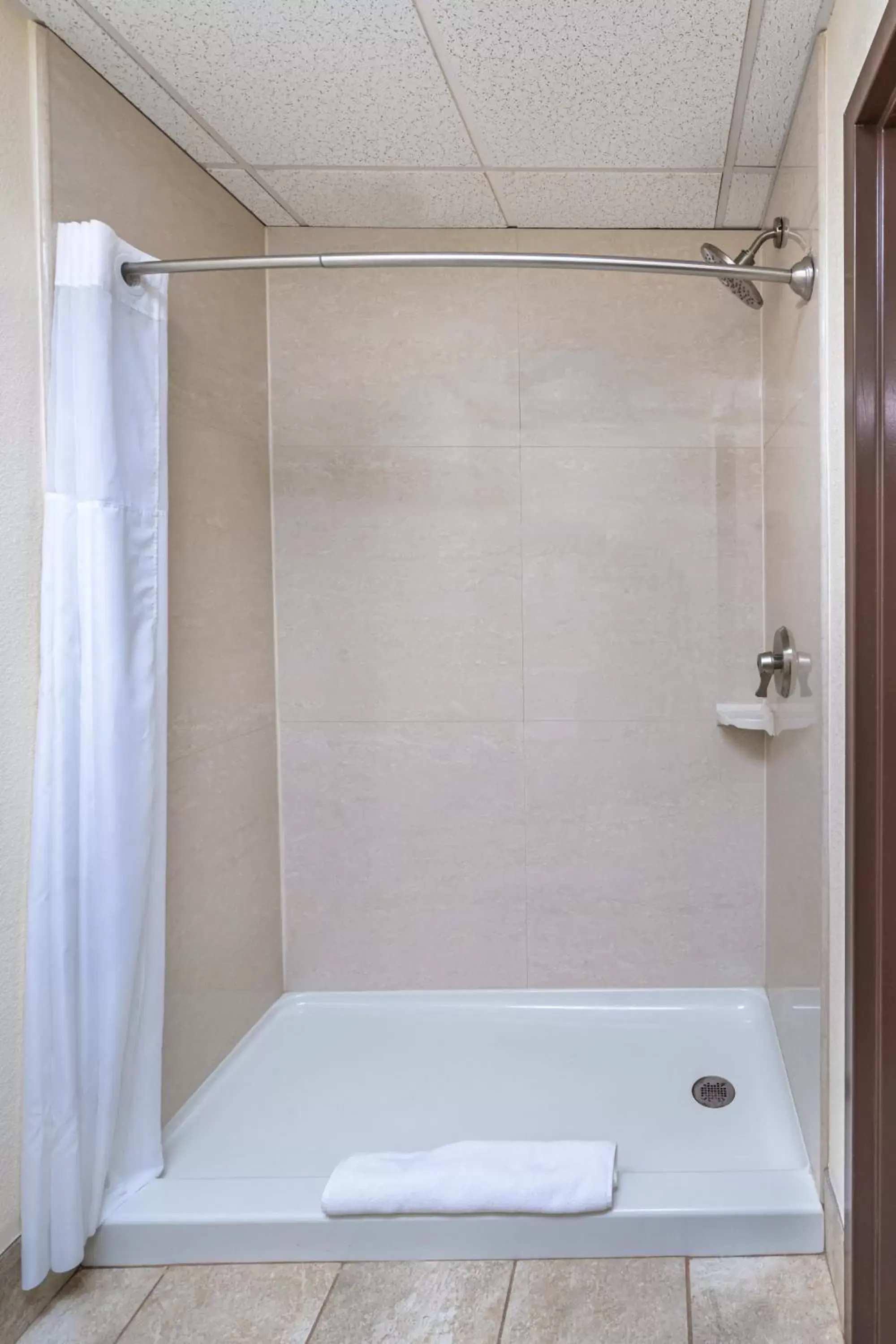 Shower, Bathroom in Grand Williston Hotel and Conference Center