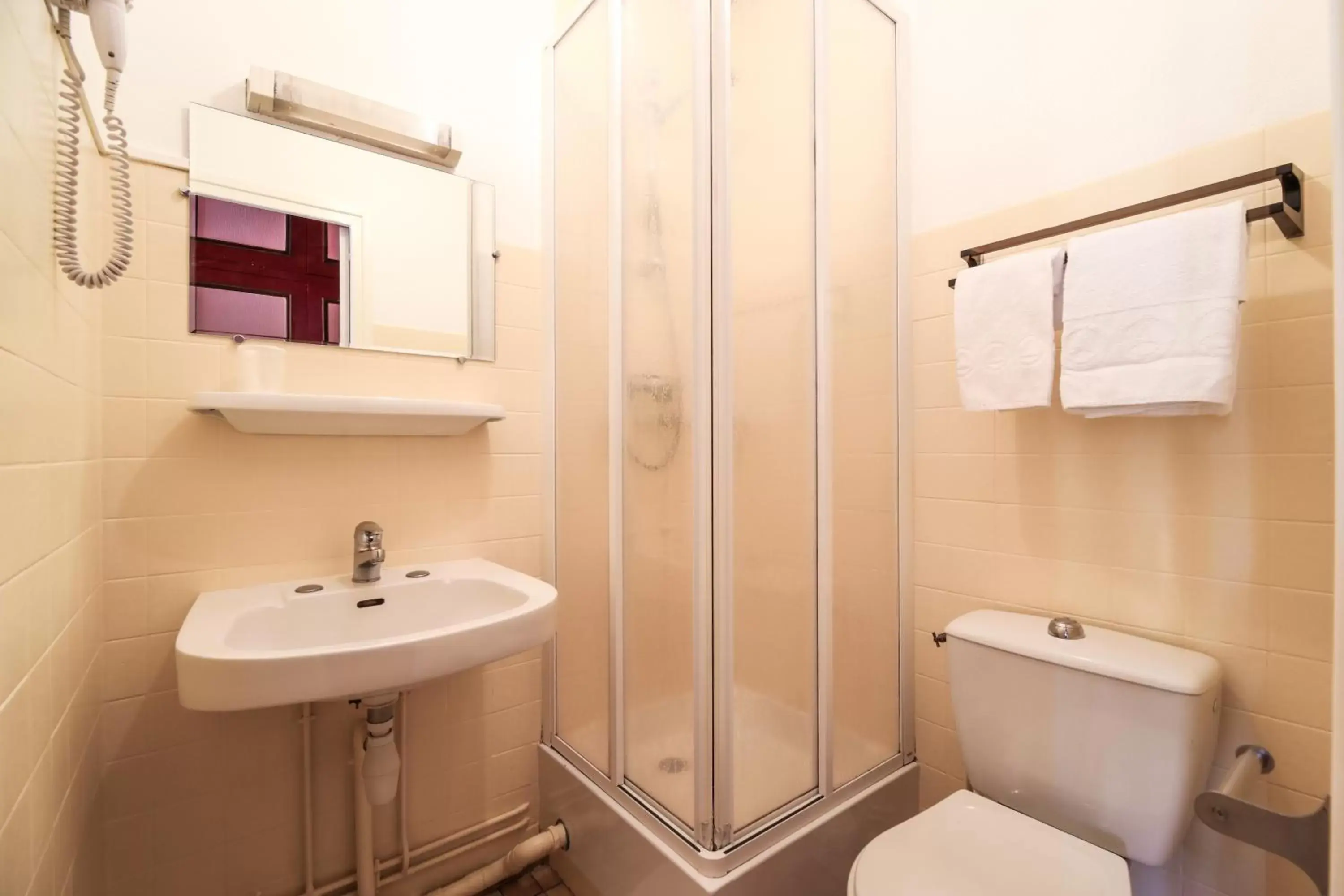 Bathroom in Montdidier Hôtel