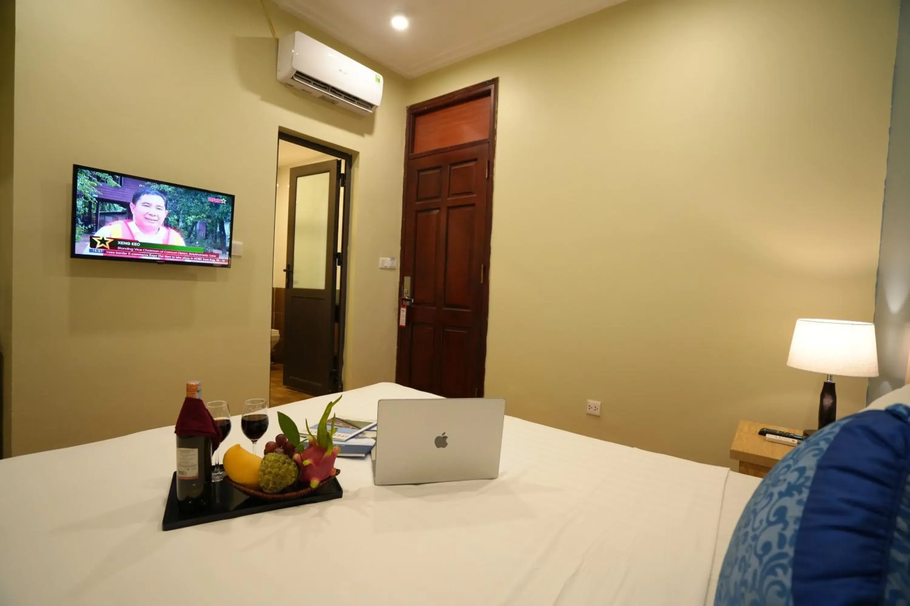 Bed, TV/Entertainment Center in Valley Hotel &Travel