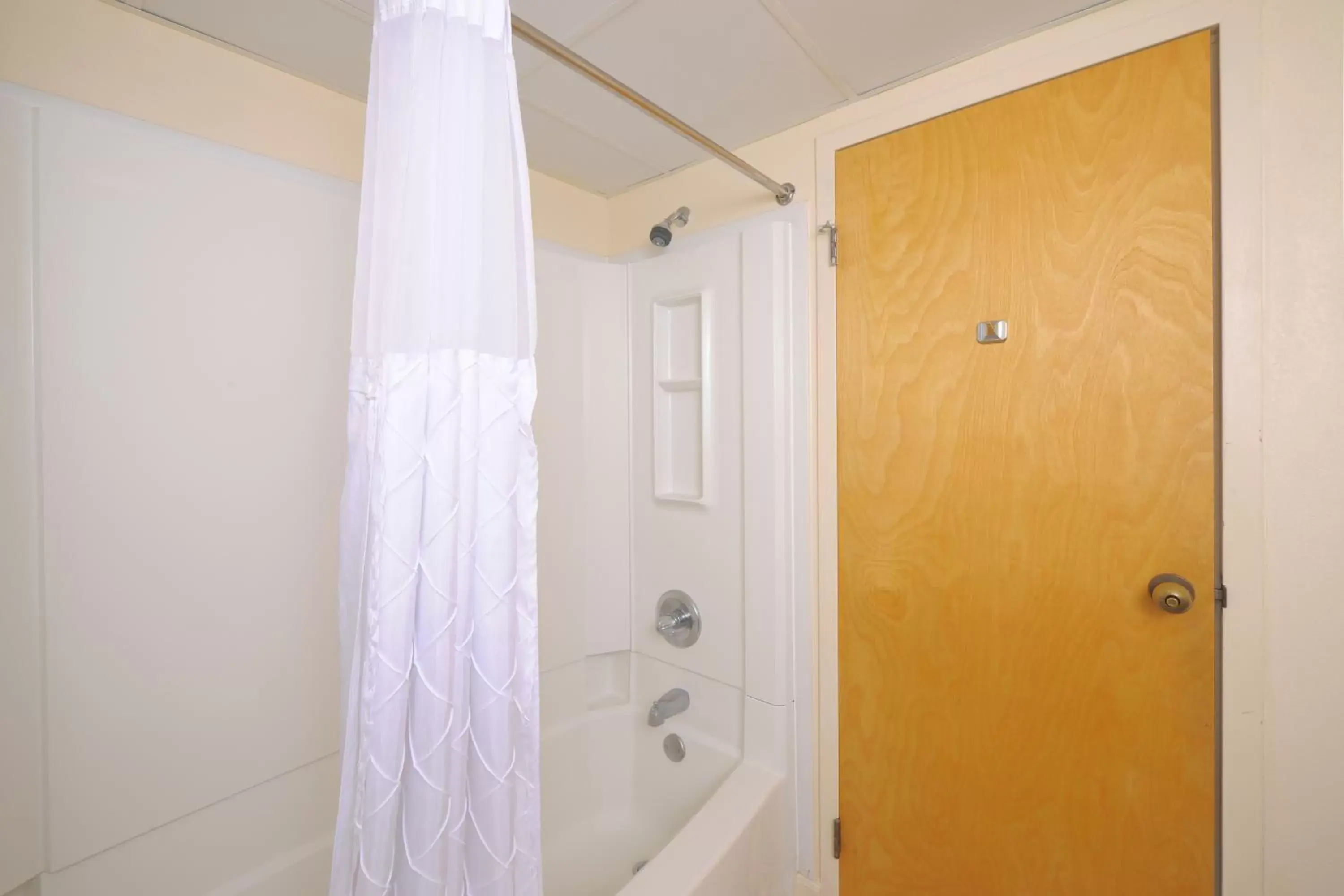 Shower, Bathroom in Country Cascades Waterpark Resort