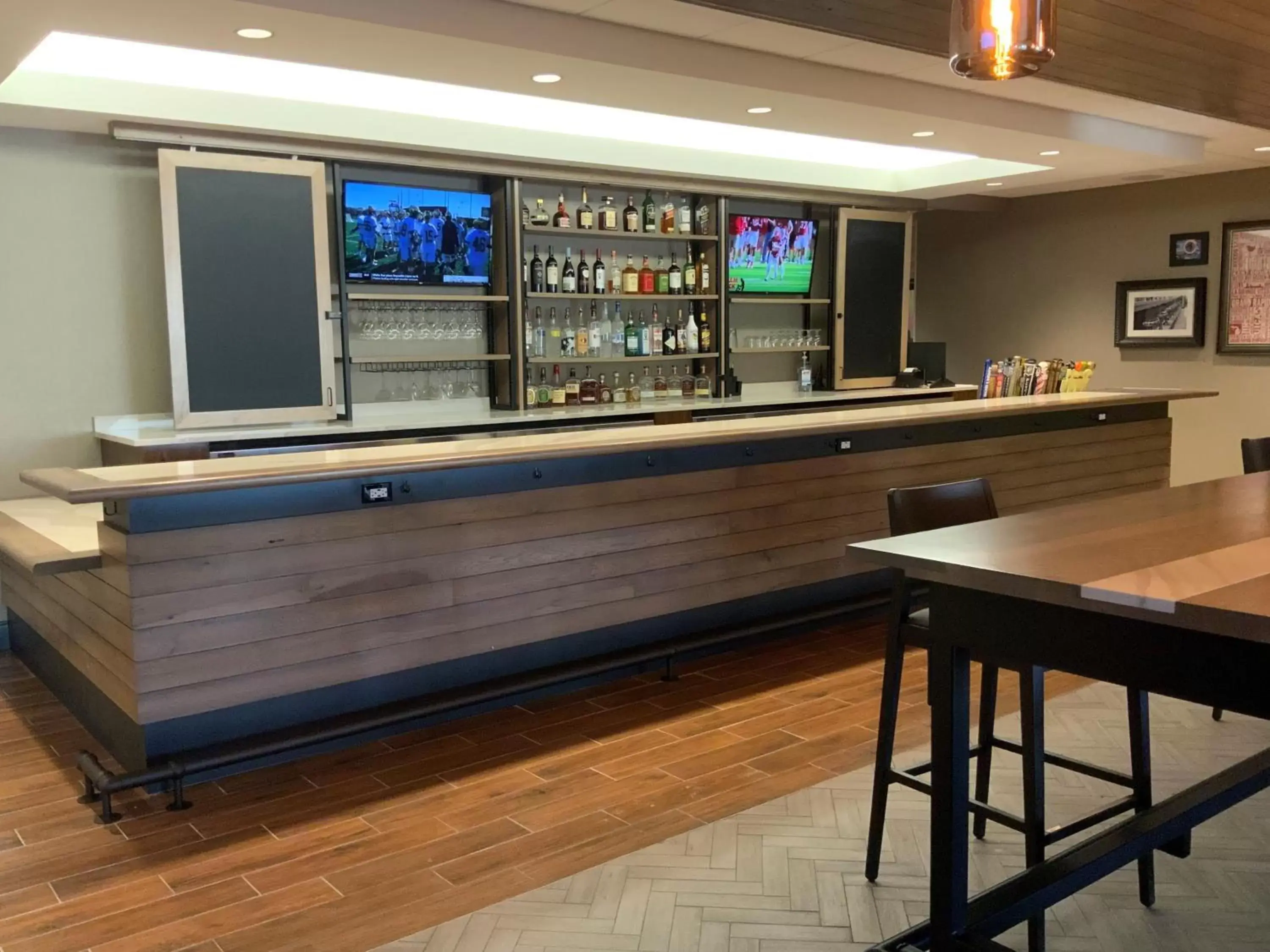 Lounge or bar in Holiday Inn Grand Rapids Downtown by IHG Lounge or bar in Holiday Inn Grand Rapids Downtown by IHG