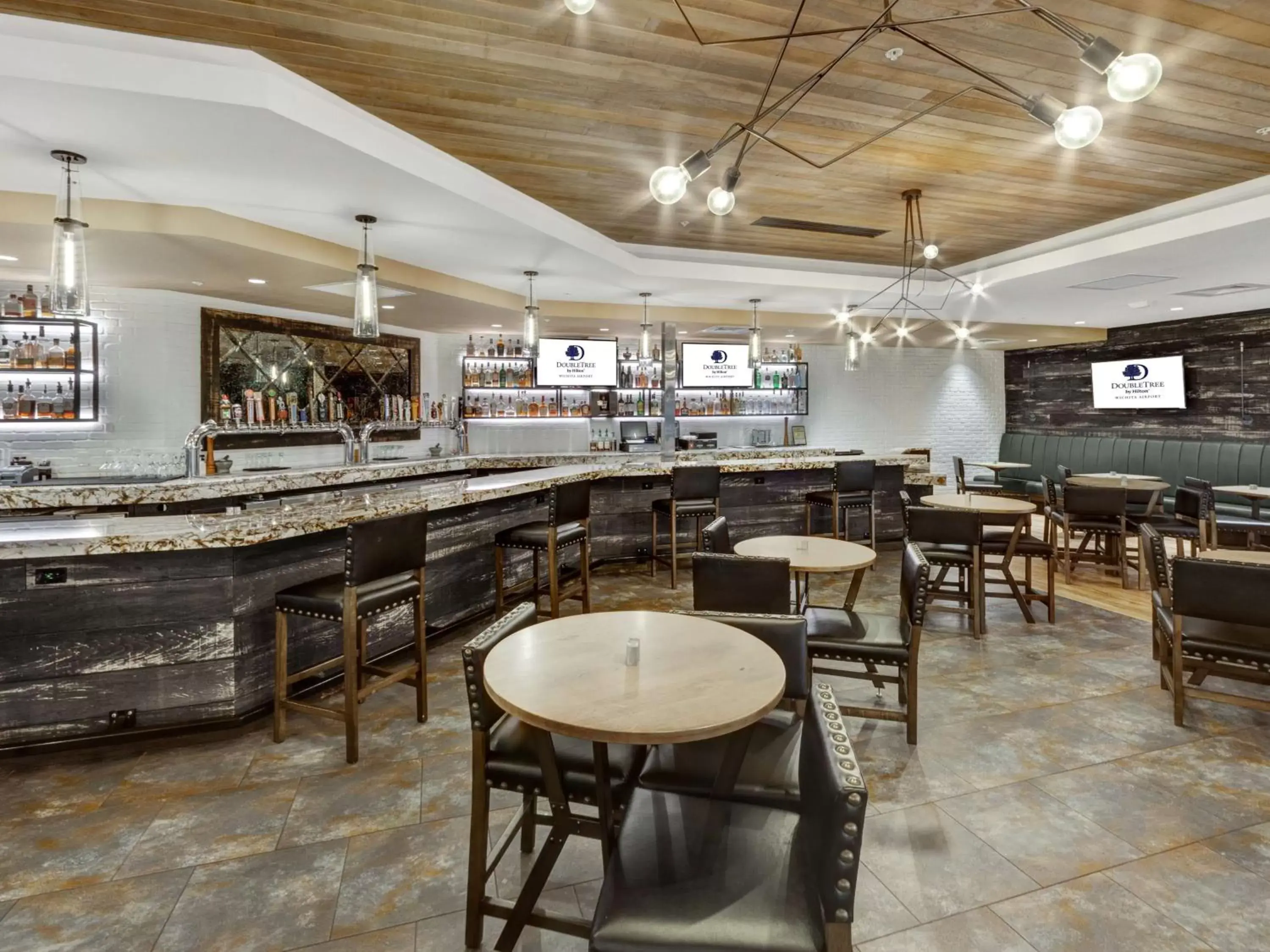 Lounge or bar, Restaurant/Places to Eat in DoubleTree by Hilton Wichita Airport