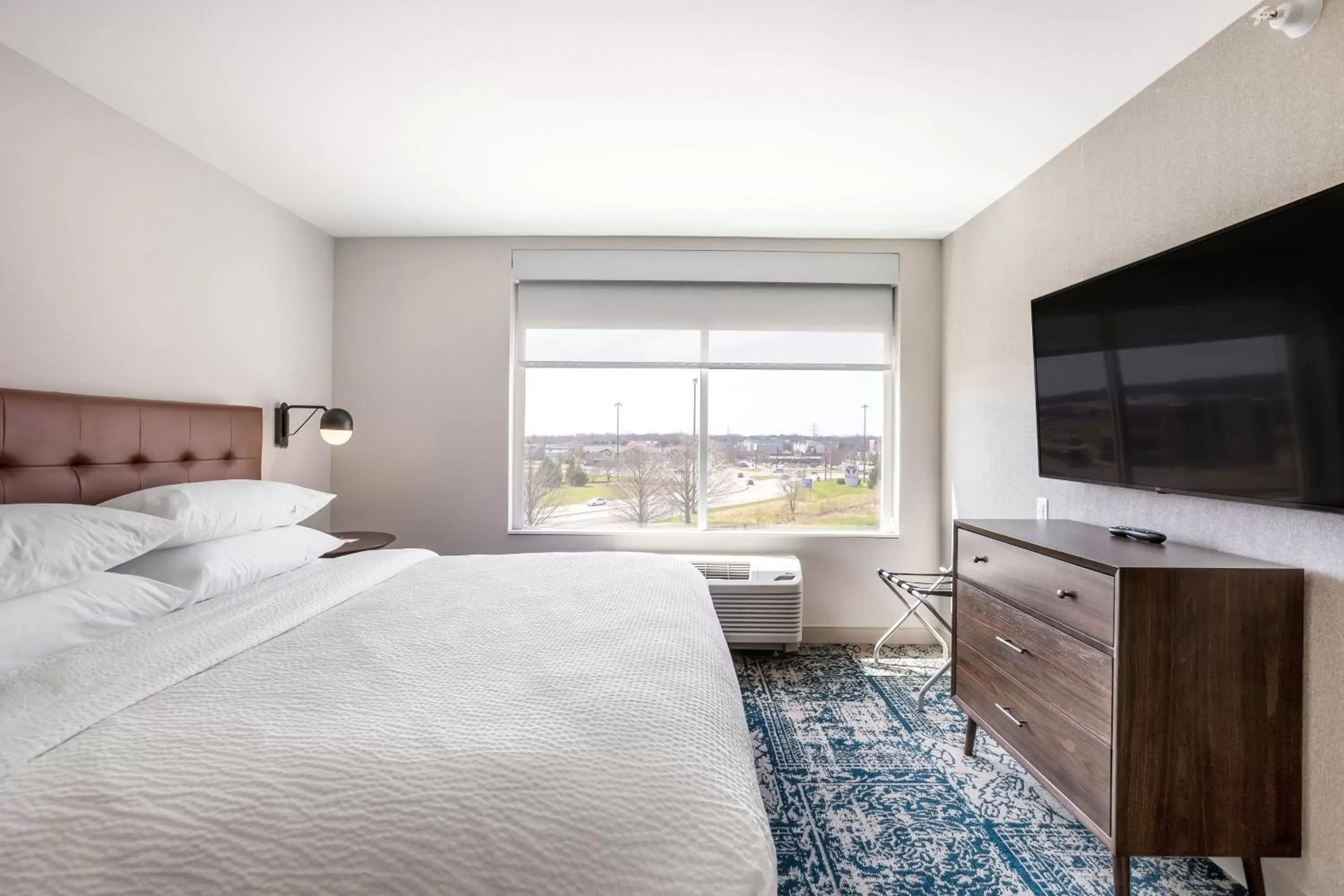 Photo of the whole room, Bed in Four Points by Sheraton Elkhart