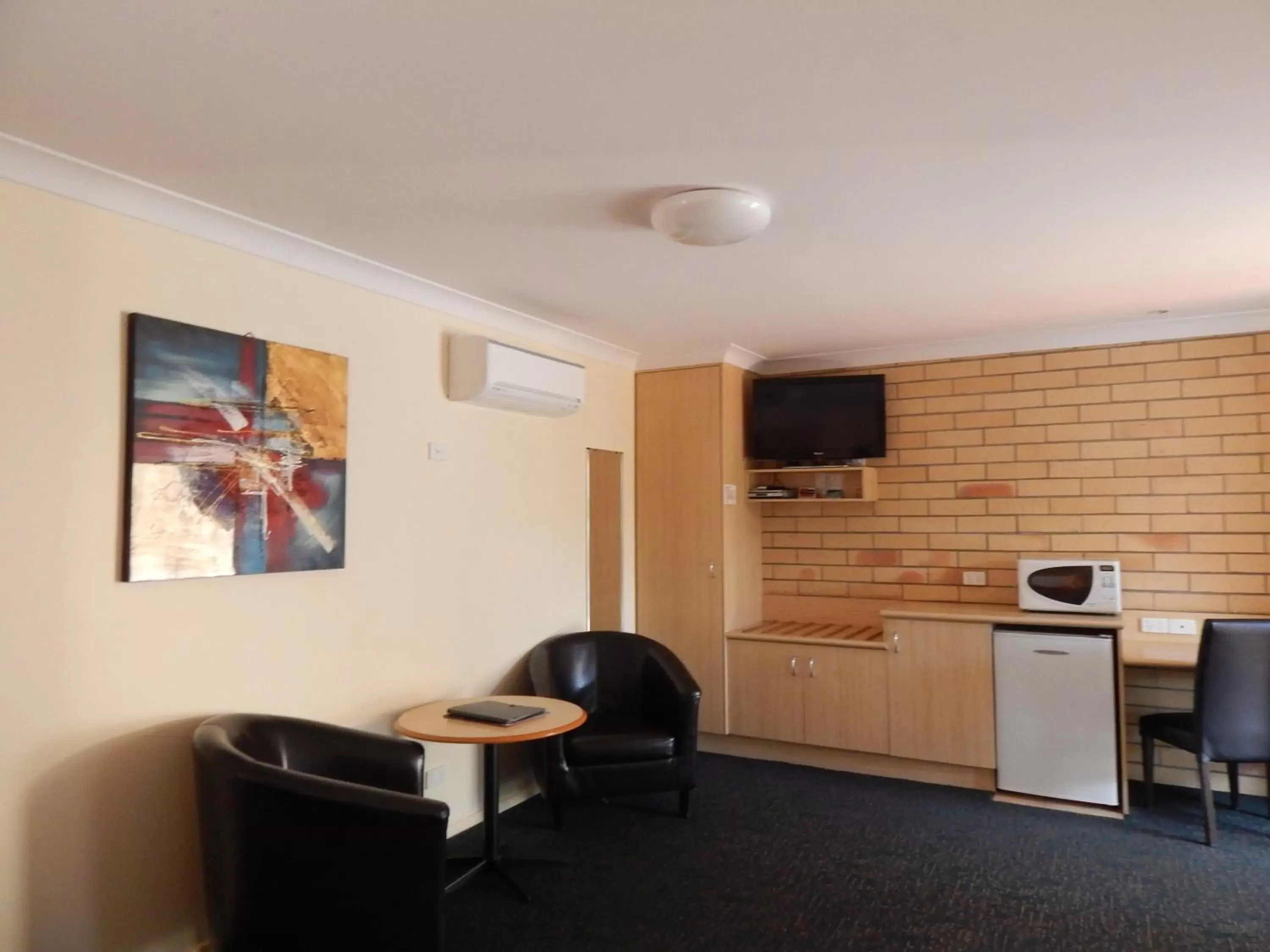 Bedroom, Seating Area in Cotswold Motor Inn