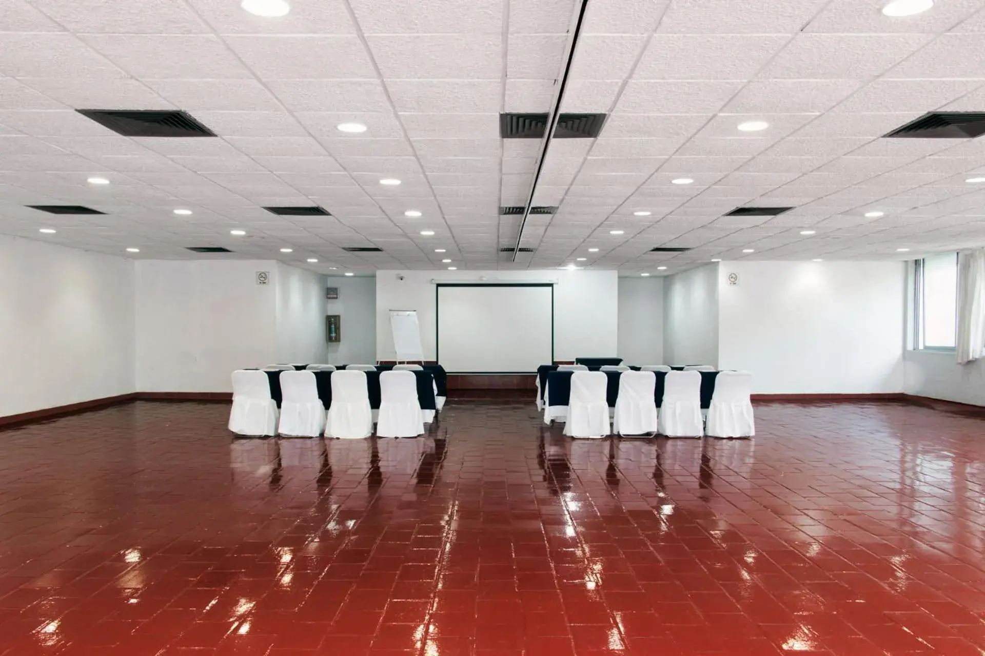 Lounge or bar in Hotel Aristos Cuernavaca Lounge or bar in Hotel Aristos Cuernavaca