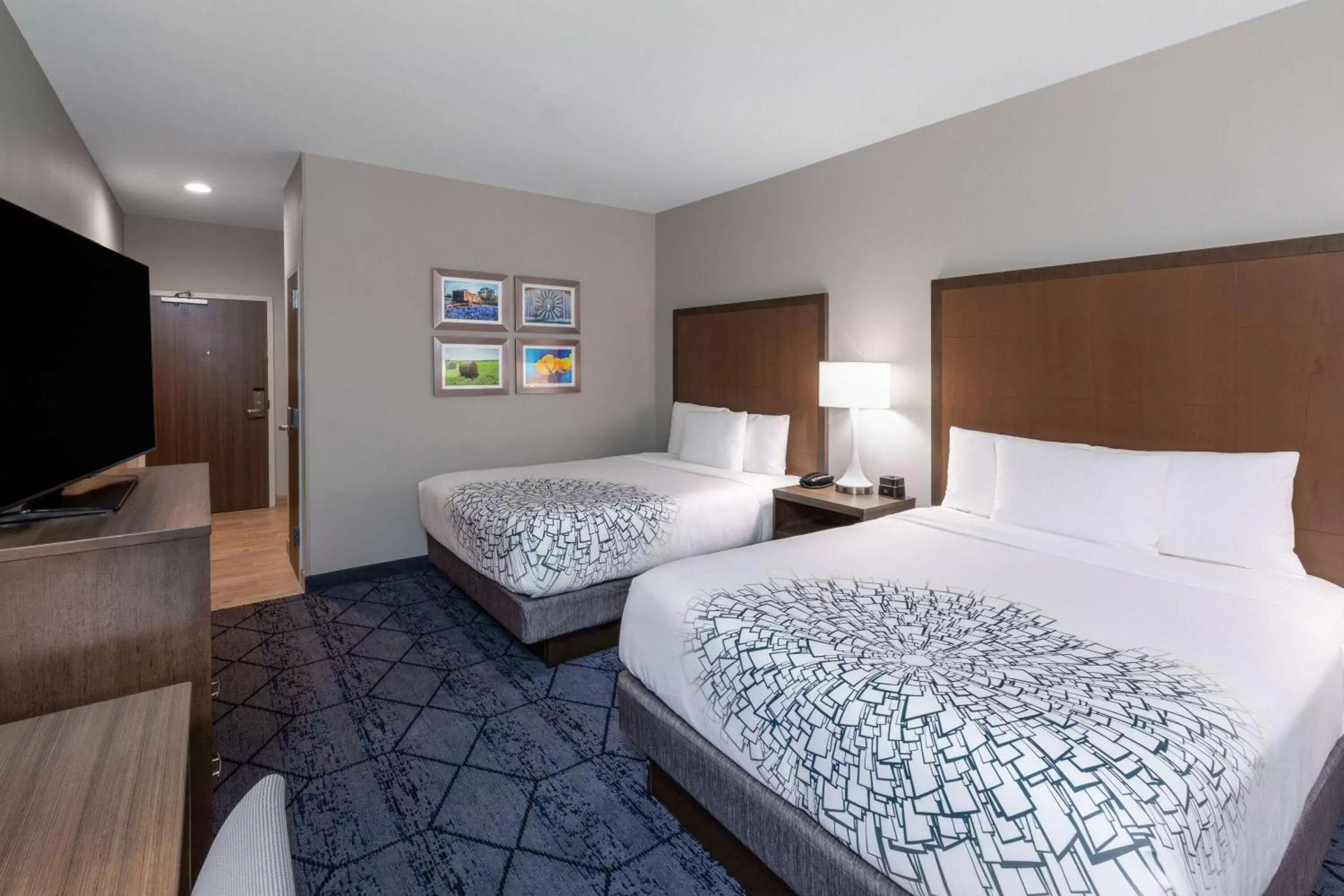 Photo of the whole room, Bed in La Quinta Inn & Suites by Wyndham Round Rock near Kalahari