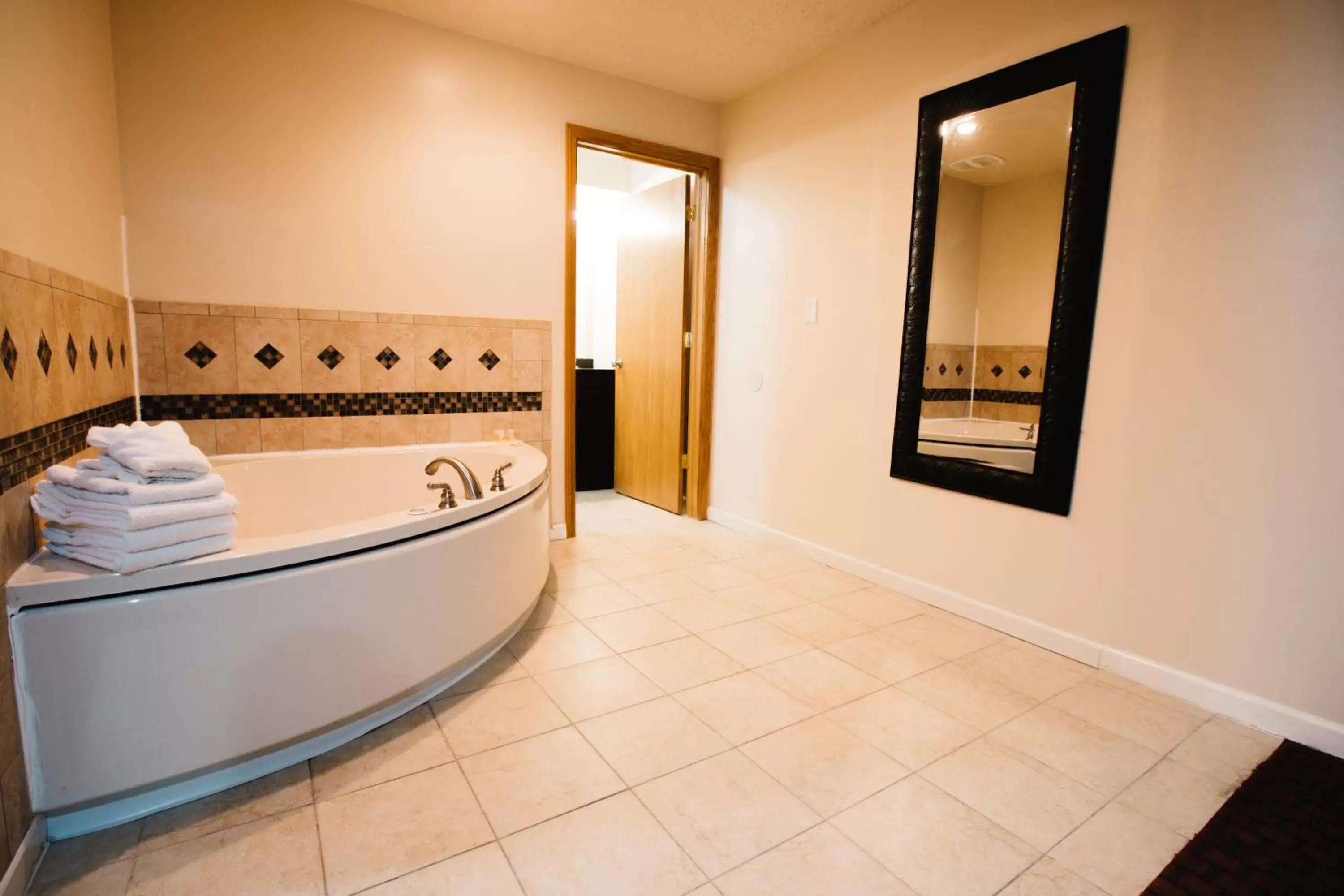 Hot Tub, Bathroom in Days Inn by Wyndham Minot