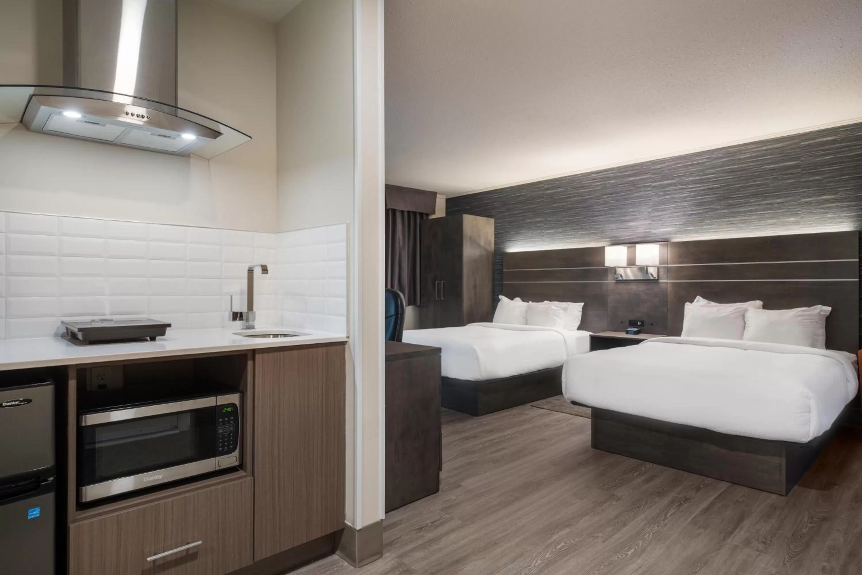 Photo of the whole room, Bed in Glengarry Extended Stays