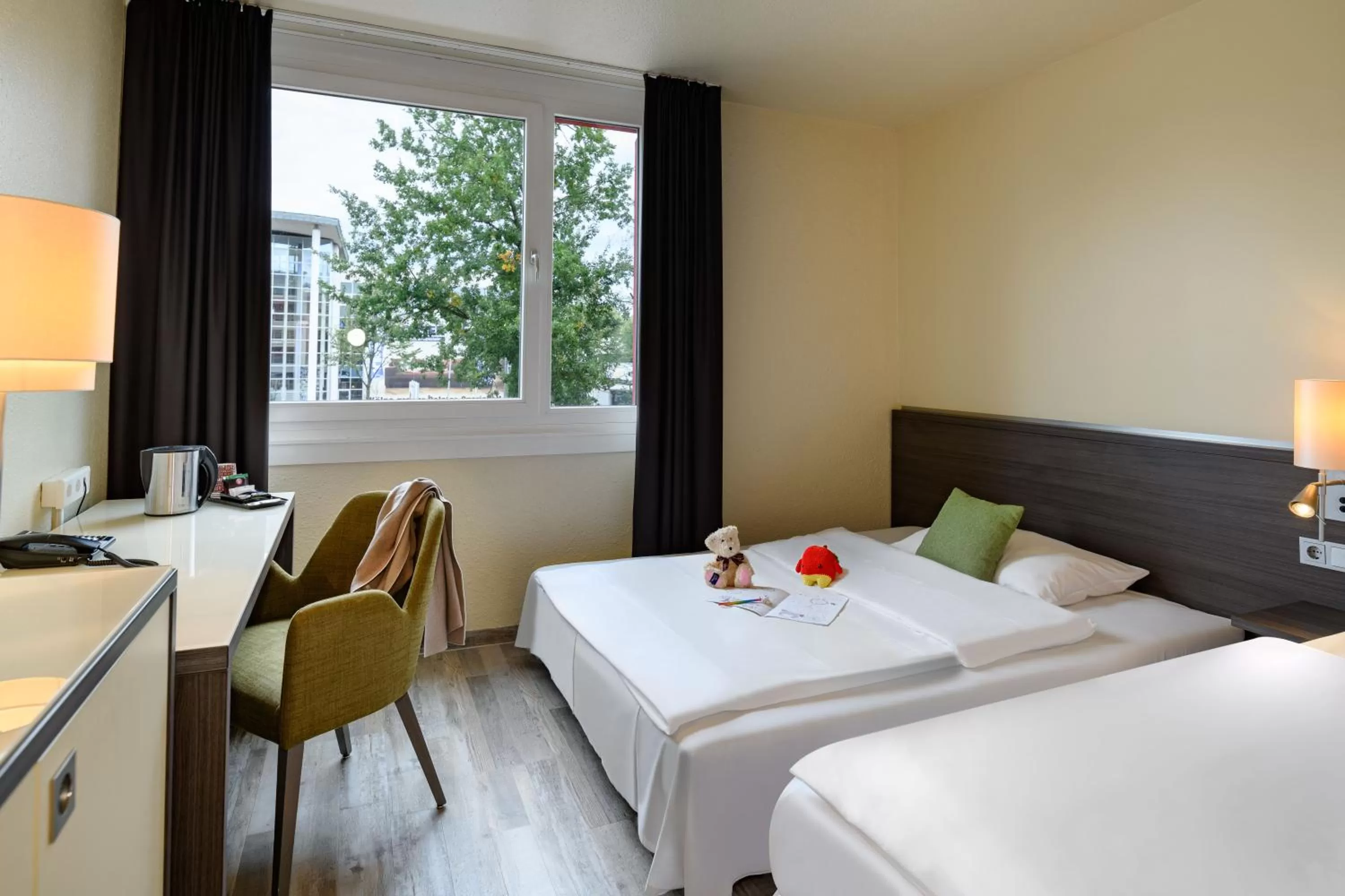 Photo of the whole room, Bed in Mercure Hotel Köln West