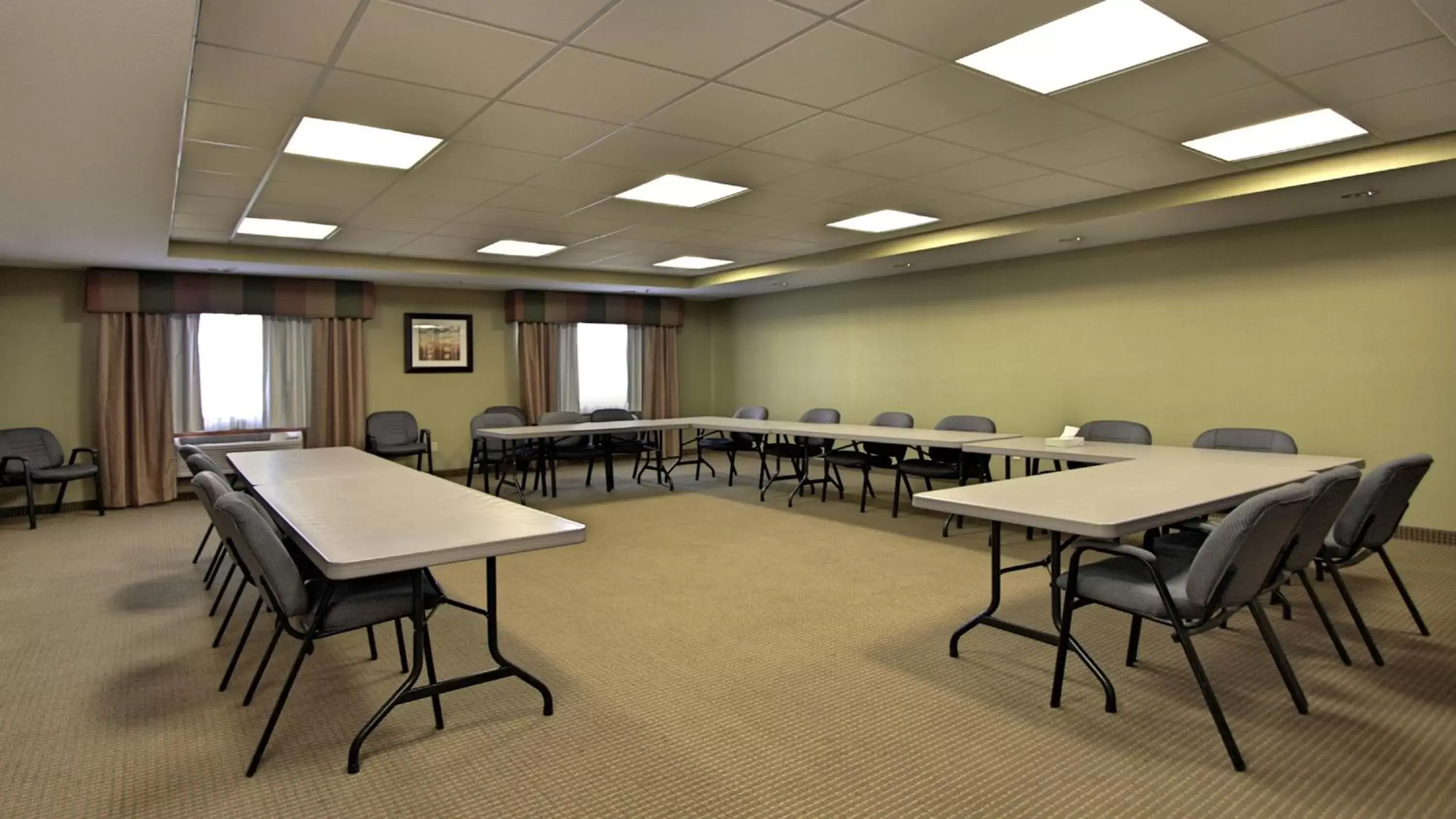 Meeting/conference room in Holiday Inn Express Hotel & Suites Defiance, an IHG Hotel