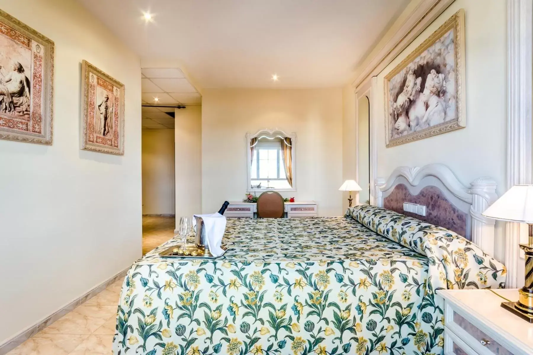 Photo of the whole room, Bed in Roma Aurea