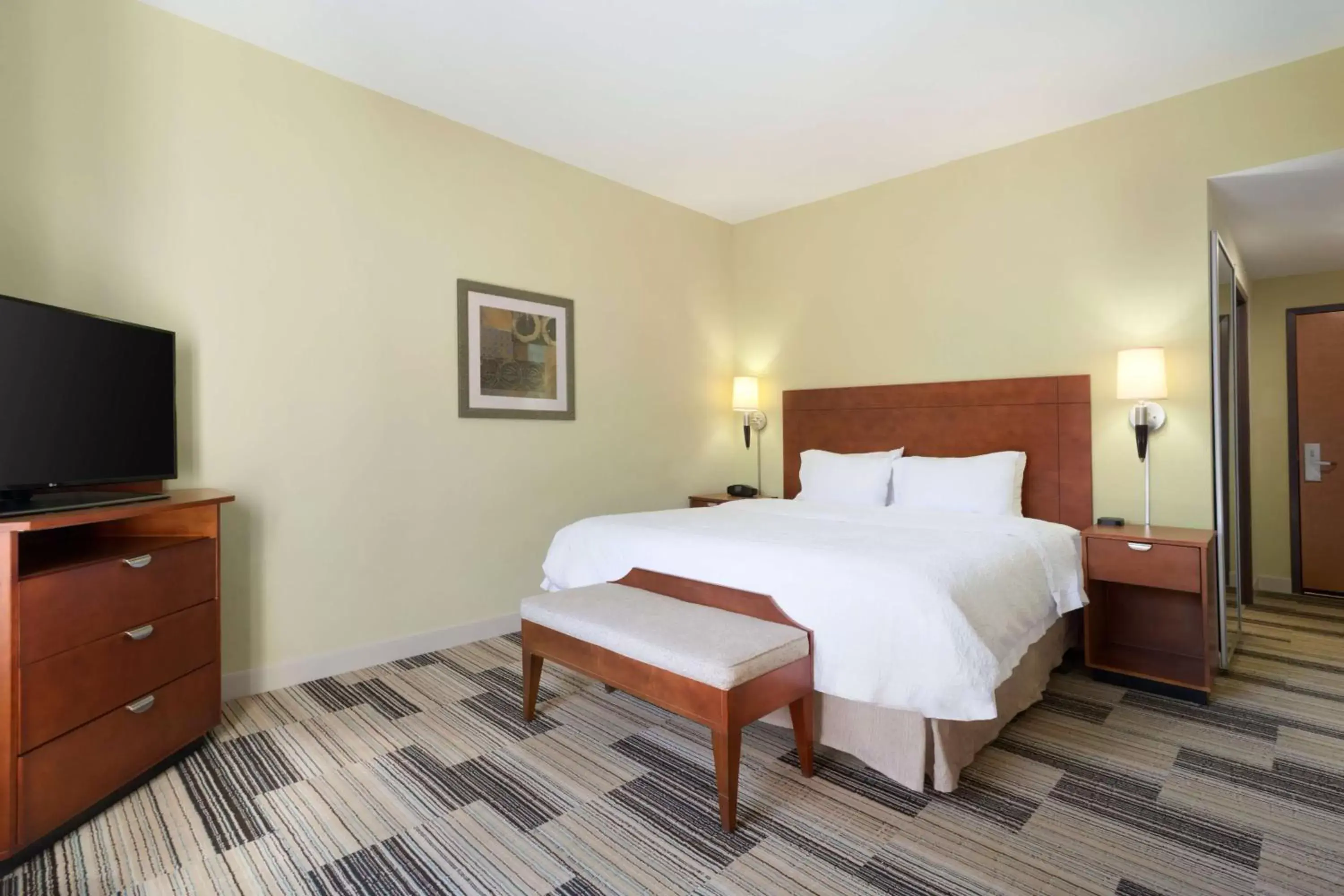 Bed in Hampton Inn & Suites Birmingham Airport Area