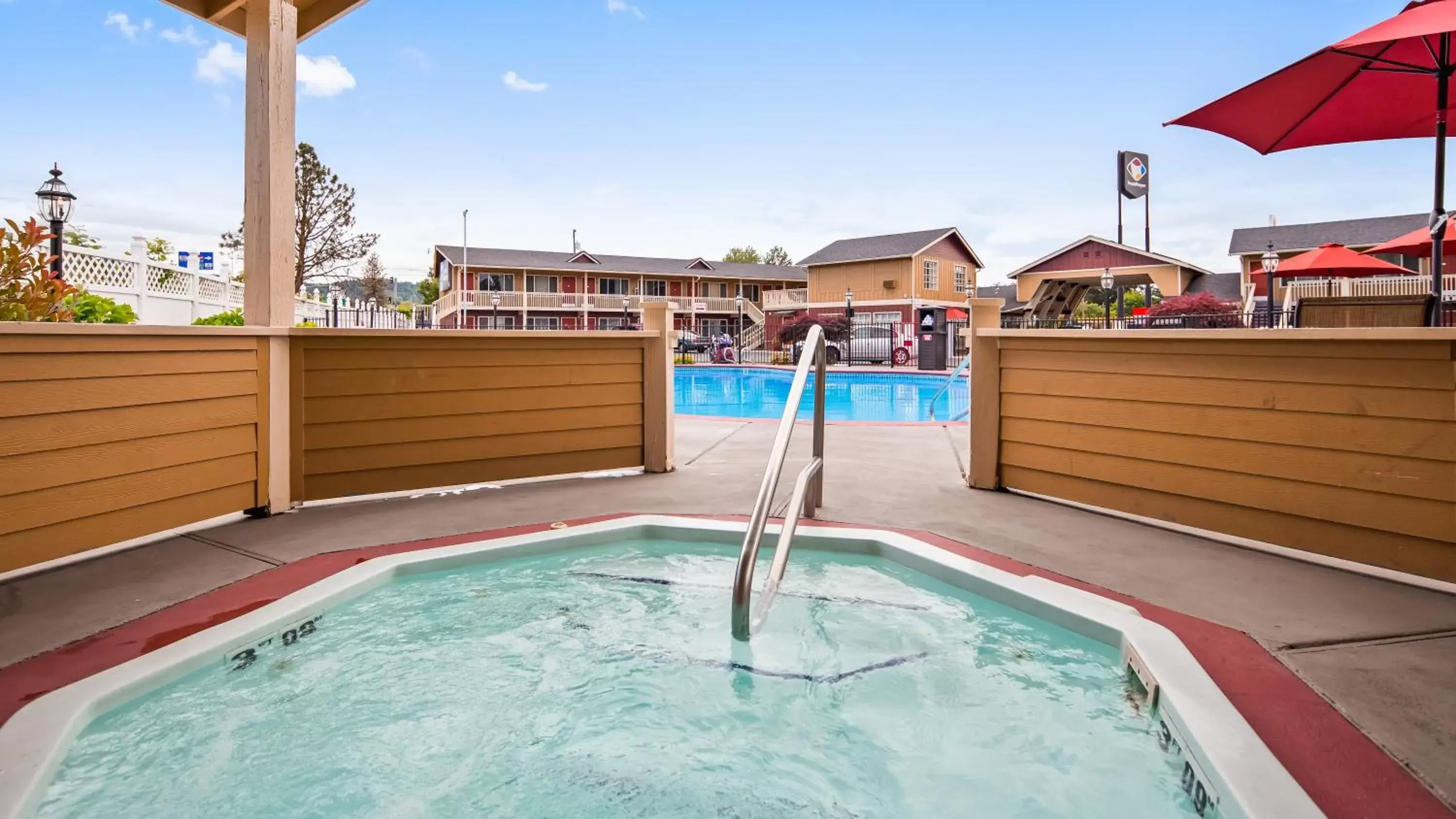 Hot Tub, Swimming Pool in Best Western Garden Villa Inn