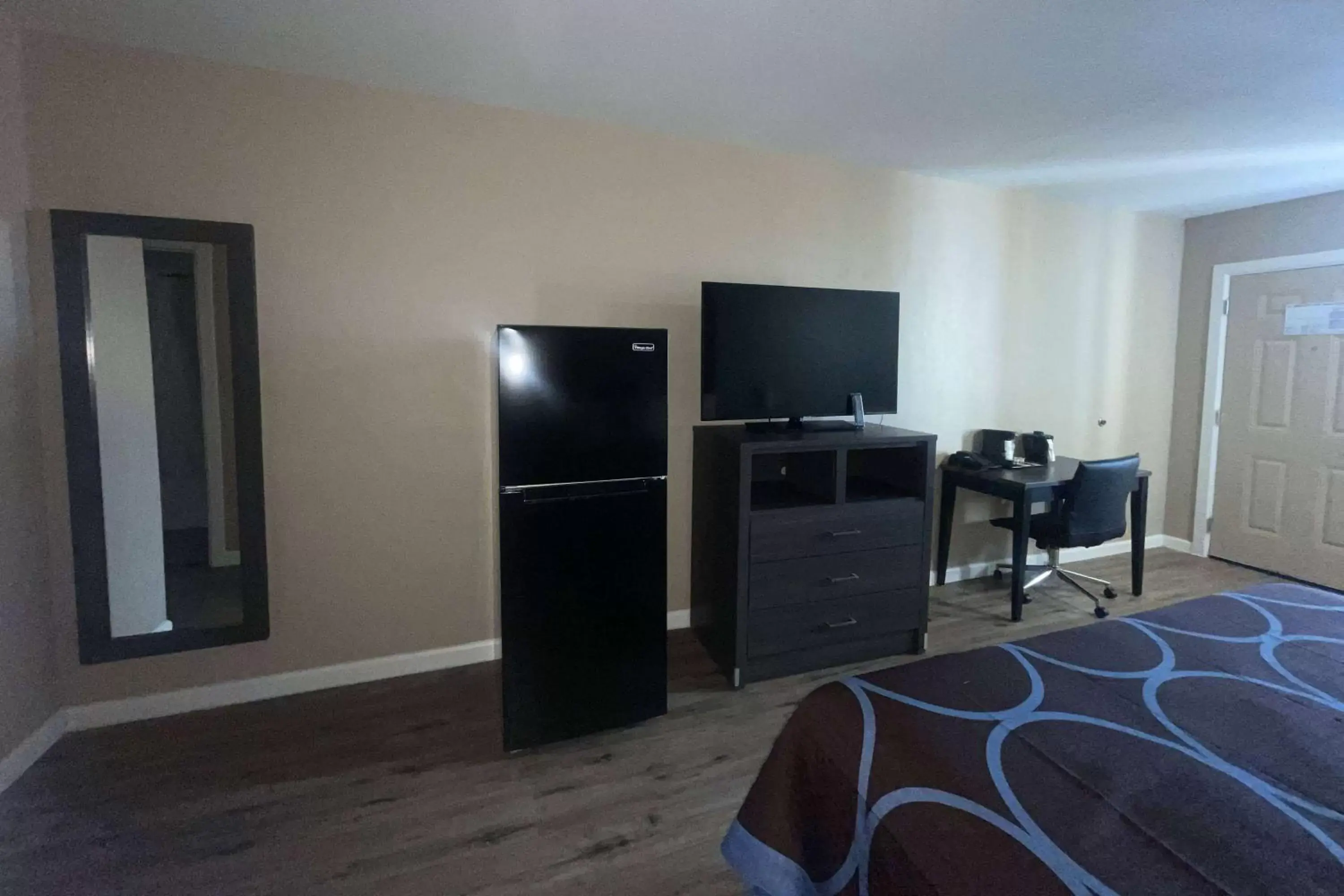 Photo of the whole room, TV/Entertainment Center in Super 8 by Wyndham Victoria - South - Hwy 59