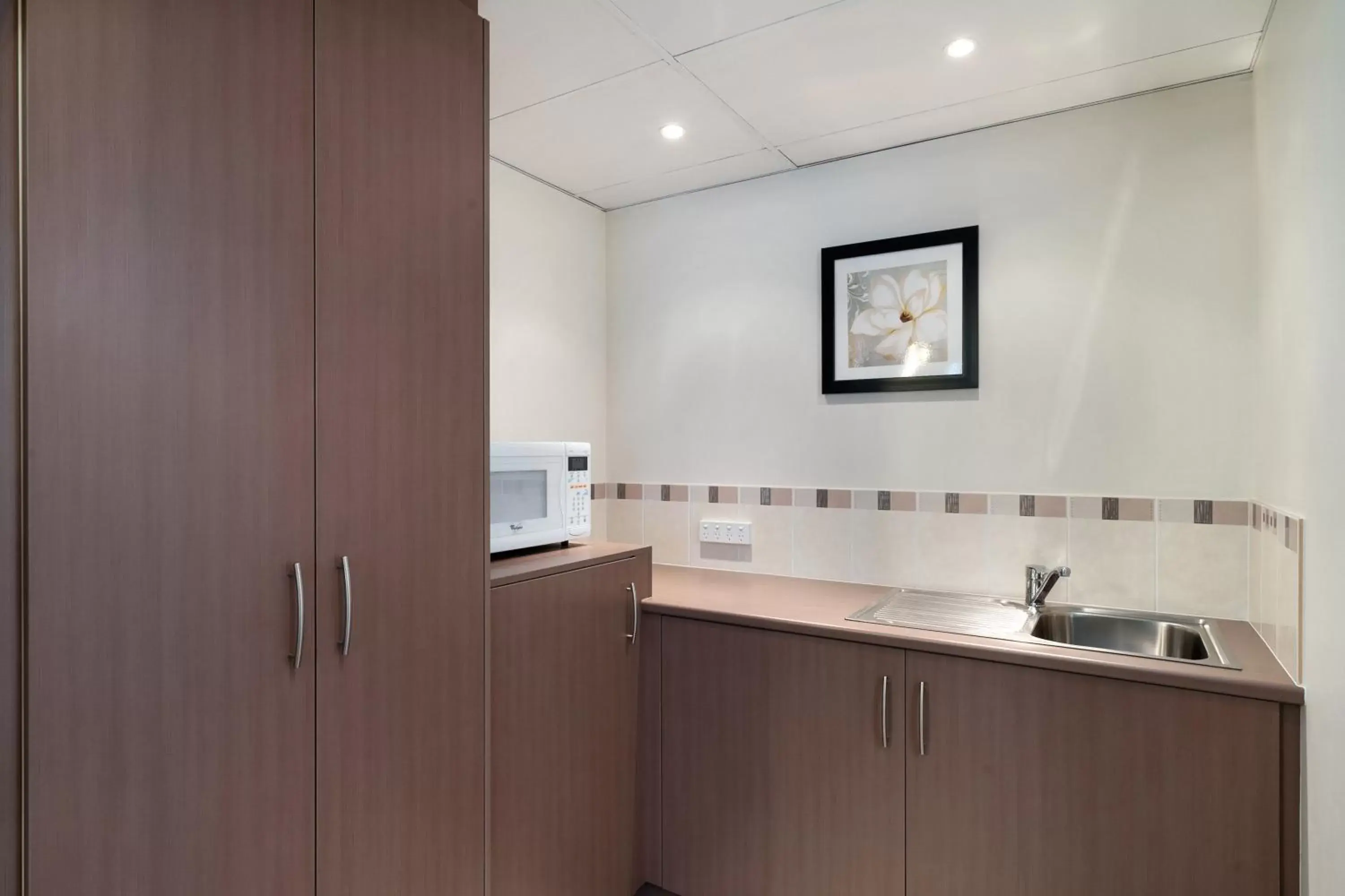 Kitchen or kitchenette, Kitchen/Kitchenette in Comfort Inn Heritage Wagga