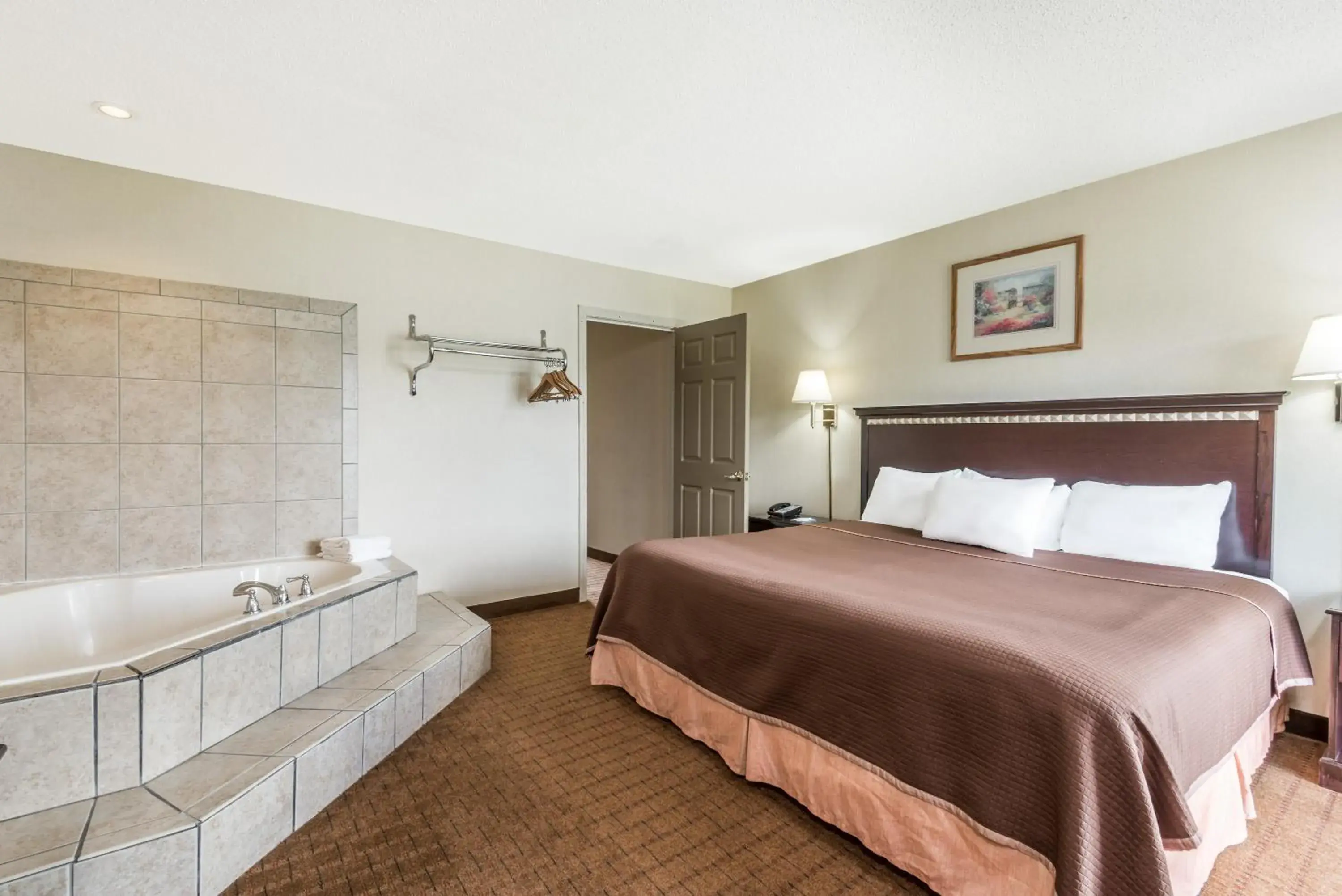 One-Bedroom King Suite - Non-Smoking in Howard Johnson by Wyndham Springfield