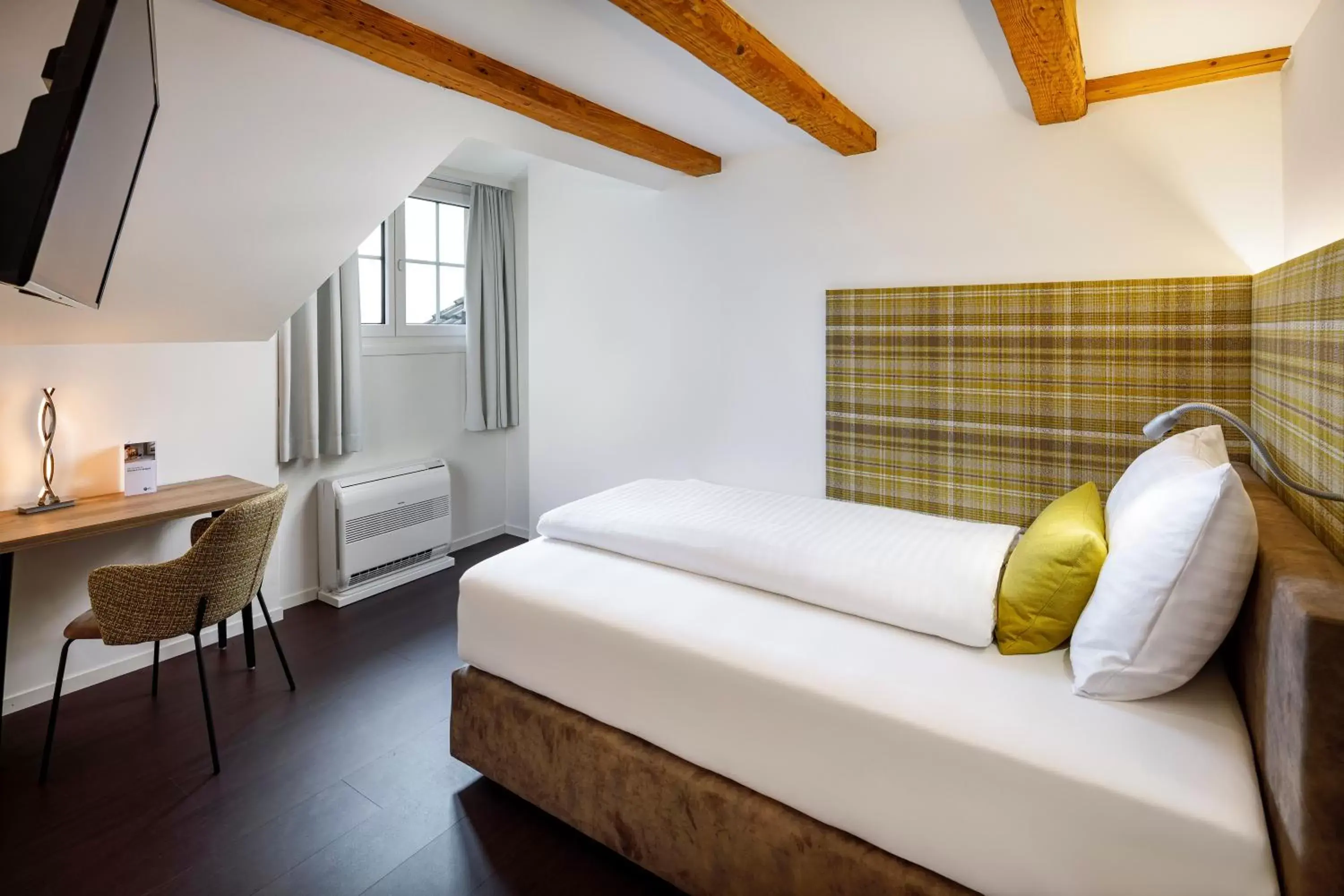 Bedroom, Bed in Hotel Schweizerhof