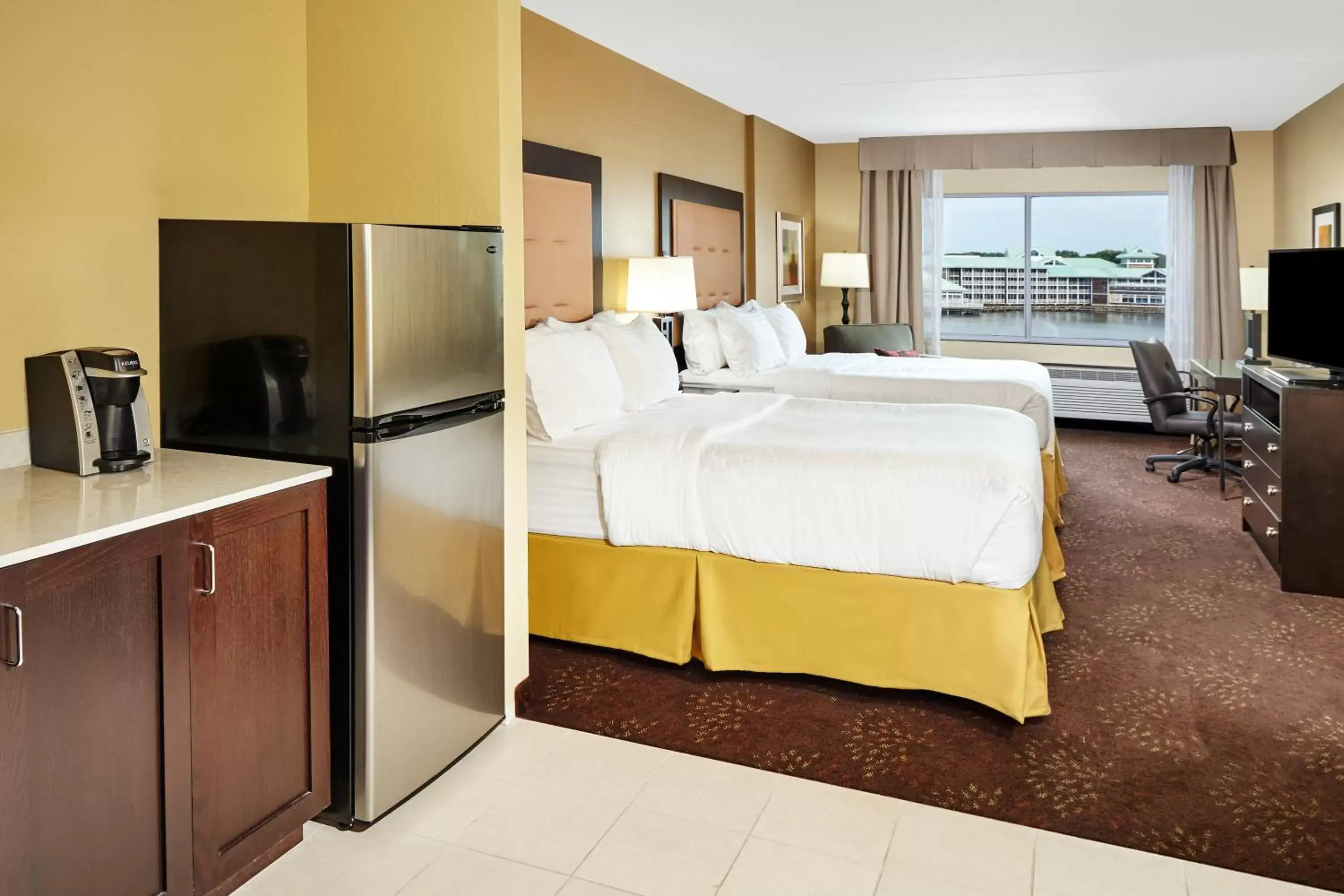 Kitchen or kitchenette, Bed in Holiday Inn Express & Suites Sandusky by IHG Kitchen or kitchenette, Bed in Holiday Inn Express & Suites Sandusky by IHG