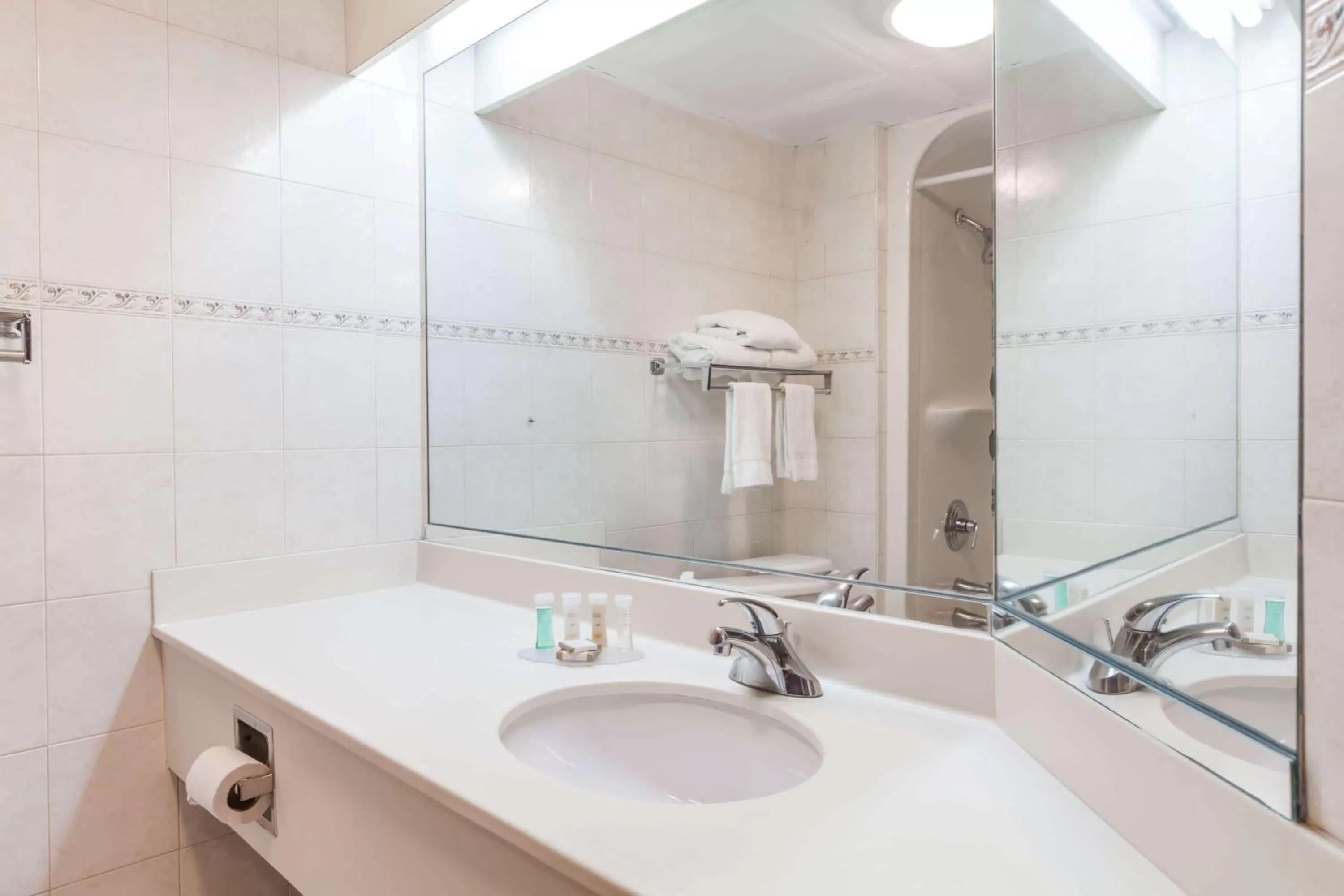 Bathroom in Howard Johnson by Wyndham Newark Airport